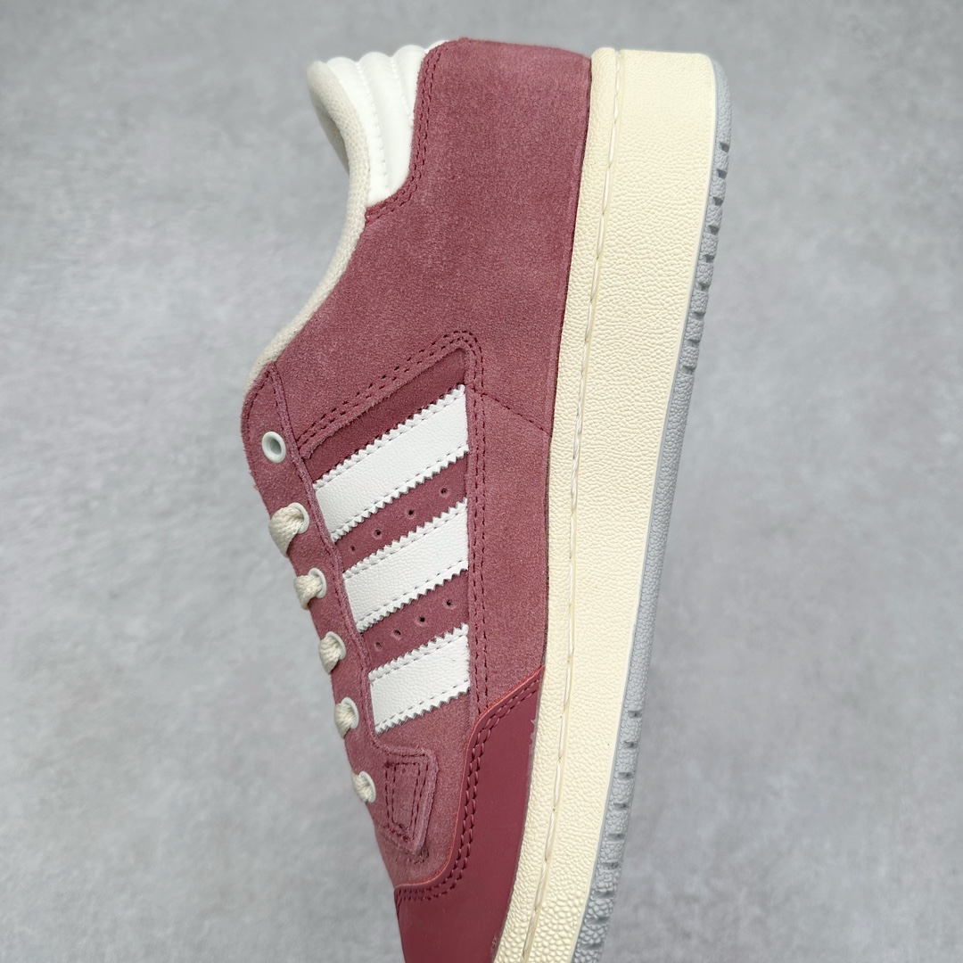 图片[7]-AD Originals Centennial 85 Low 世纪百年系列低帮复古系带百搭休闲运动板鞋 随着复古风格的流行 不少经典鞋款都以别致的配色和材质重新登场 Originals 也为诞生于80年代 横跨多领域的复古篮球鞋 Centennial 85 Low 赋予两款全新配色 为出街穿搭带来更多选择 此次延续了经典鞋身轮廓 同时两款配色在整体设计上均采用简约百搭的米色鞋面作为基调 其中一款辅以后跟、三条纹以及鞋舌处标签的灰色作为点缀 使整体颜值简约耐看 鞋面都采用柔软麂皮与优质皮革拼接而成 大幅提升鞋款质感的同时也呈现出丰富层次 鞋舌处则辅以对比鲜明的粉色作为点缀 让鞋款百搭的同时又极具辨识度 最后搭载米白色中底与灰色外底 与鞋面配色相呼应 使视觉效果更为统一 尺码：36 36⅔ 37⅓ 38 38⅔ 39⅓ 40 40⅔ 41⅓ 42 42⅔ 43⅓ 44 45-选品中心