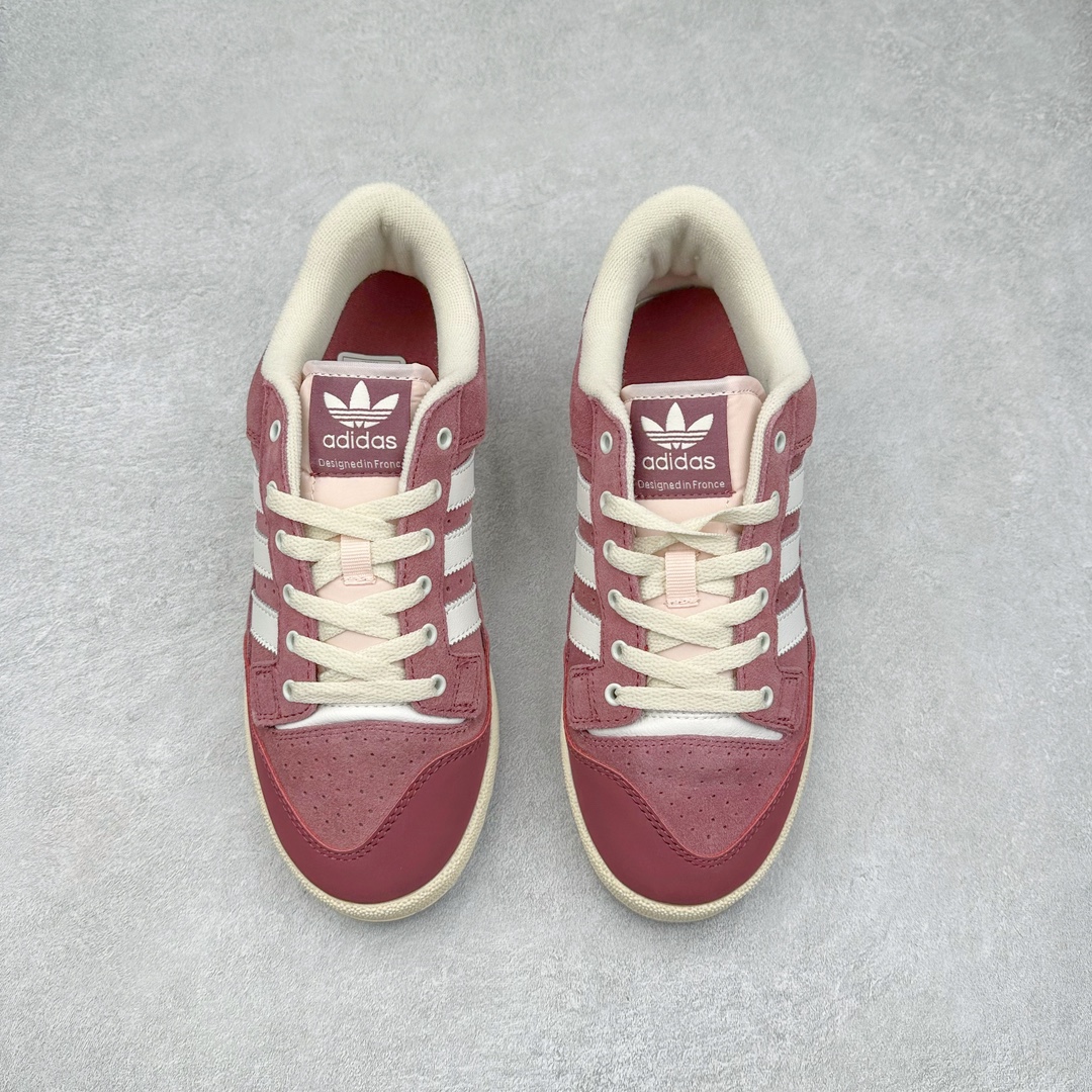 图片[2]-AD Originals Centennial 85 Low 世纪百年系列低帮复古系带百搭休闲运动板鞋 随着复古风格的流行 不少经典鞋款都以别致的配色和材质重新登场 Originals 也为诞生于80年代 横跨多领域的复古篮球鞋 Centennial 85 Low 赋予两款全新配色 为出街穿搭带来更多选择 此次延续了经典鞋身轮廓 同时两款配色在整体设计上均采用简约百搭的米色鞋面作为基调 其中一款辅以后跟、三条纹以及鞋舌处标签的灰色作为点缀 使整体颜值简约耐看 鞋面都采用柔软麂皮与优质皮革拼接而成 大幅提升鞋款质感的同时也呈现出丰富层次 鞋舌处则辅以对比鲜明的粉色作为点缀 让鞋款百搭的同时又极具辨识度 最后搭载米白色中底与灰色外底 与鞋面配色相呼应 使视觉效果更为统一 尺码：36 36⅔ 37⅓ 38 38⅔ 39⅓ 40 40⅔ 41⅓ 42 42⅔ 43⅓ 44 45-选品中心