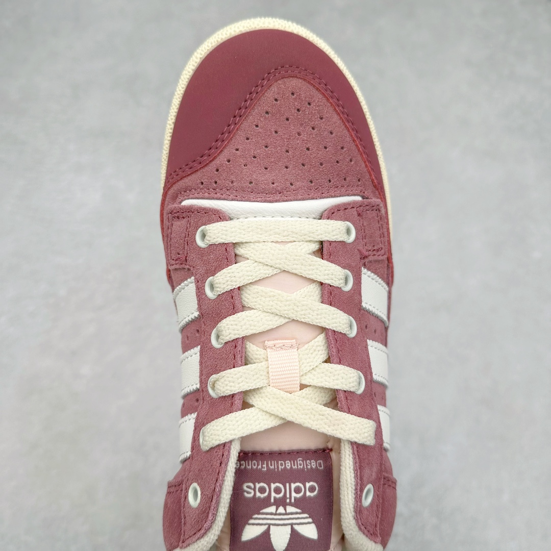 图片[4]-AD Originals Centennial 85 Low 世纪百年系列低帮复古系带百搭休闲运动板鞋 随着复古风格的流行 不少经典鞋款都以别致的配色和材质重新登场 Originals 也为诞生于80年代 横跨多领域的复古篮球鞋 Centennial 85 Low 赋予两款全新配色 为出街穿搭带来更多选择 此次延续了经典鞋身轮廓 同时两款配色在整体设计上均采用简约百搭的米色鞋面作为基调 其中一款辅以后跟、三条纹以及鞋舌处标签的灰色作为点缀 使整体颜值简约耐看 鞋面都采用柔软麂皮与优质皮革拼接而成 大幅提升鞋款质感的同时也呈现出丰富层次 鞋舌处则辅以对比鲜明的粉色作为点缀 让鞋款百搭的同时又极具辨识度 最后搭载米白色中底与灰色外底 与鞋面配色相呼应 使视觉效果更为统一 尺码：36 36⅔ 37⅓ 38 38⅔ 39⅓ 40 40⅔ 41⅓ 42 42⅔ 43⅓ 44 45-选品中心