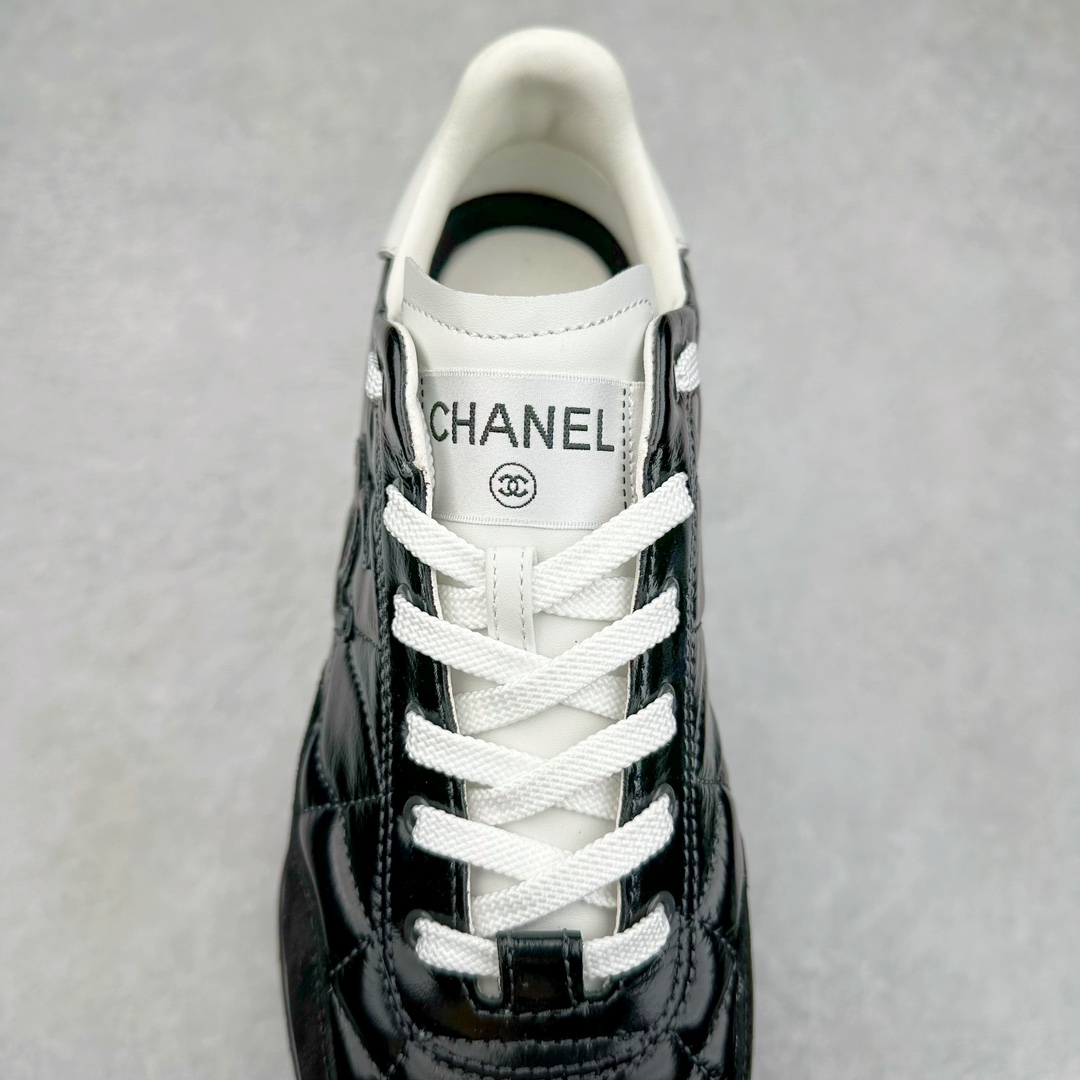 图片[5]-＃GD广顶 CHANEL香奈儿 24S德训鞋平底系带圆头菱格风四季休闲百搭款 原版开模 凹凸感超强 线条紧致🎀全新礼盒包装 细节拉满 环保太空革组合呼吸网织布鞋面材质 欧索莱环保去臭环型组合鞋垫 采用进口TPU大底 官方同步2024 最新礼盒包装 尺码：35 36 37 38 39 40-选品中心