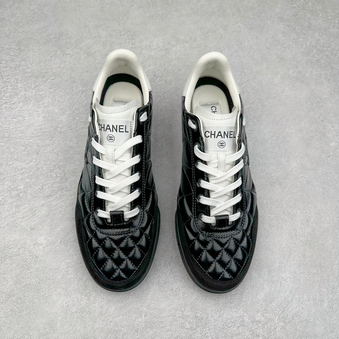 图片[2]-＃GD广顶 CHANEL香奈儿 24S德训鞋平底系带圆头菱格风四季休闲百搭款 原版开模 凹凸感超强 线条紧致🎀全新礼盒包装 细节拉满 环保太空革组合呼吸网织布鞋面材质 欧索莱环保去臭环型组合鞋垫 采用进口TPU大底 官方同步2024 最新礼盒包装 尺码：35 36 37 38 39 40-选品中心
