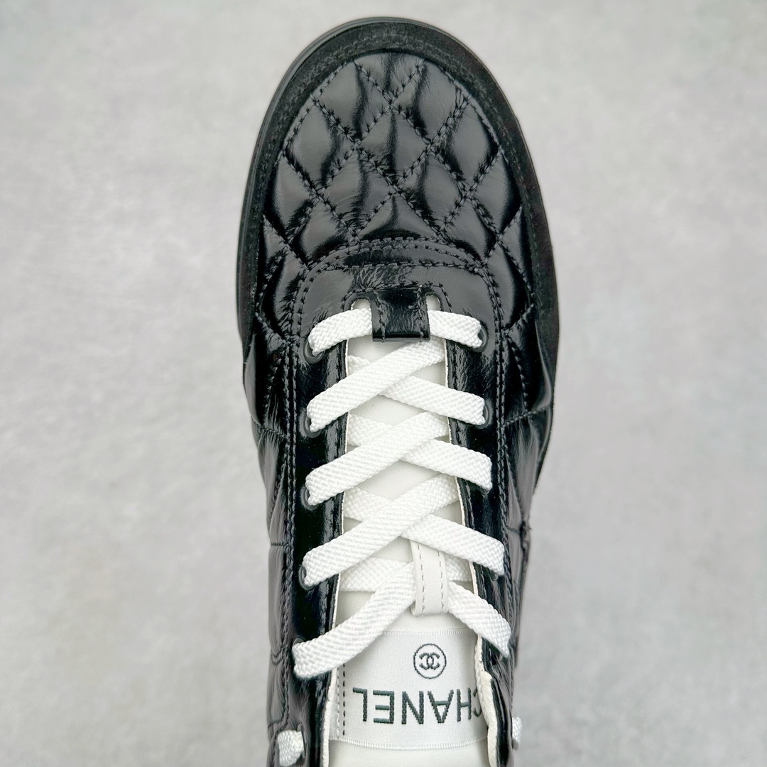 图片[4]-＃GD广顶 CHANEL香奈儿 24S德训鞋平底系带圆头菱格风四季休闲百搭款 原版开模 凹凸感超强 线条紧致🎀全新礼盒包装 细节拉满 环保太空革组合呼吸网织布鞋面材质 欧索莱环保去臭环型组合鞋垫 采用进口TPU大底 官方同步2024 最新礼盒包装 尺码：35 36 37 38 39 40-选品中心
