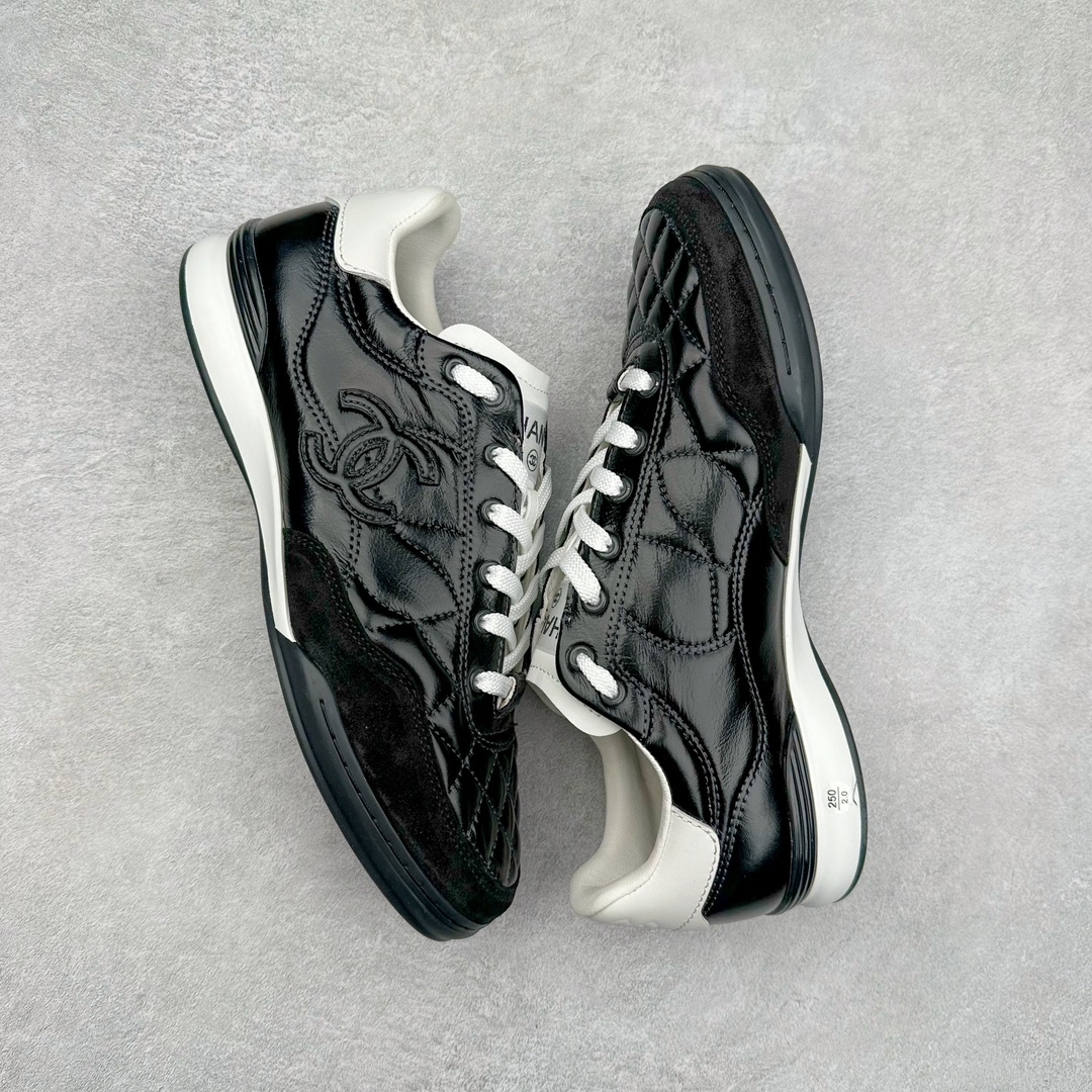 图片[3]-＃GD广顶 CHANEL香奈儿 24S德训鞋平底系带圆头菱格风四季休闲百搭款 原版开模 凹凸感超强 线条紧致🎀全新礼盒包装 细节拉满 环保太空革组合呼吸网织布鞋面材质 欧索莱环保去臭环型组合鞋垫 采用进口TPU大底 官方同步2024 最新礼盒包装 尺码：35 36 37 38 39 40-选品中心