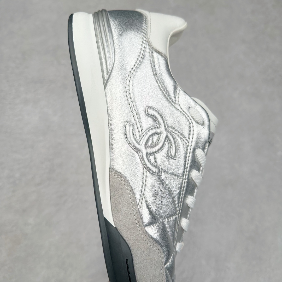 图片[6]-＃GD广顶 CHANEL香奈儿 24S德训鞋平底系带圆头菱格风四季休闲百搭款 原版开模 凹凸感超强 线条紧致🎀全新礼盒包装 细节拉满 环保太空革组合呼吸网织布鞋面材质 欧索莱环保去臭环型组合鞋垫 采用进口TPU大底 官方同步2024 最新礼盒包装 尺码：35 36 37 38 39 40-选品中心