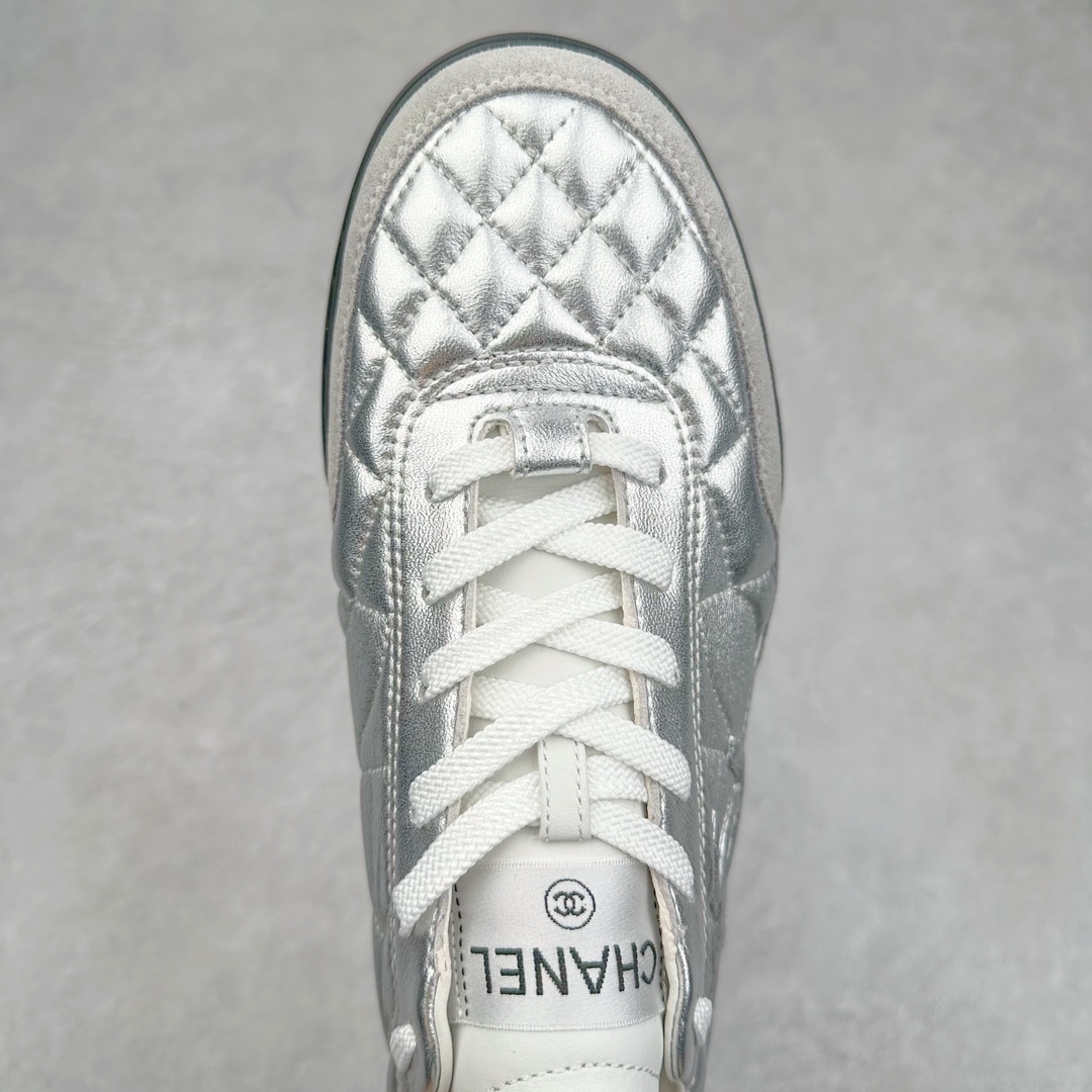 图片[4]-＃GD广顶 CHANEL香奈儿 24S德训鞋平底系带圆头菱格风四季休闲百搭款 原版开模 凹凸感超强 线条紧致🎀全新礼盒包装 细节拉满 环保太空革组合呼吸网织布鞋面材质 欧索莱环保去臭环型组合鞋垫 采用进口TPU大底 官方同步2024 最新礼盒包装 尺码：35 36 37 38 39 40-选品中心