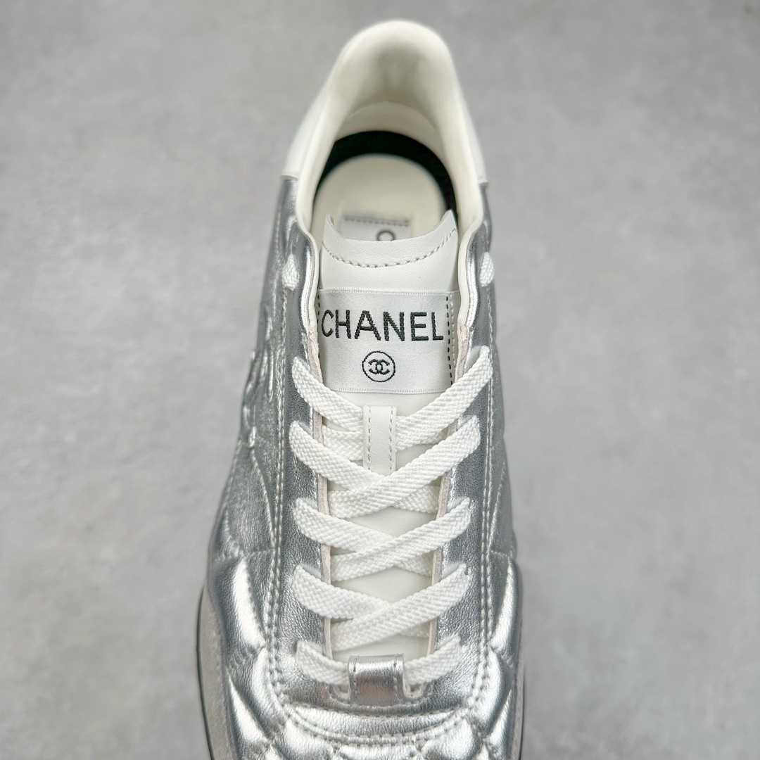 图片[5]-＃GD广顶 CHANEL香奈儿 24S德训鞋平底系带圆头菱格风四季休闲百搭款 原版开模 凹凸感超强 线条紧致🎀全新礼盒包装 细节拉满 环保太空革组合呼吸网织布鞋面材质 欧索莱环保去臭环型组合鞋垫 采用进口TPU大底 官方同步2024 最新礼盒包装 尺码：35 36 37 38 39 40-选品中心