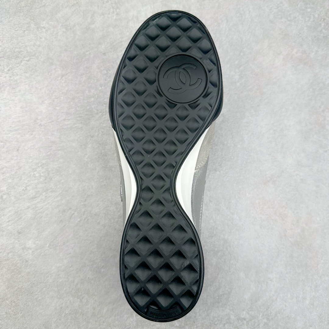 图片[9]-＃GD广顶 CHANEL香奈儿 24S德训鞋平底系带圆头菱格风四季休闲百搭款 原版开模 凹凸感超强 线条紧致🎀全新礼盒包装 细节拉满 环保太空革组合呼吸网织布鞋面材质 欧索莱环保去臭环型组合鞋垫 采用进口TPU大底 官方同步2024 最新礼盒包装 尺码：35 36 37 38 39 40-选品中心