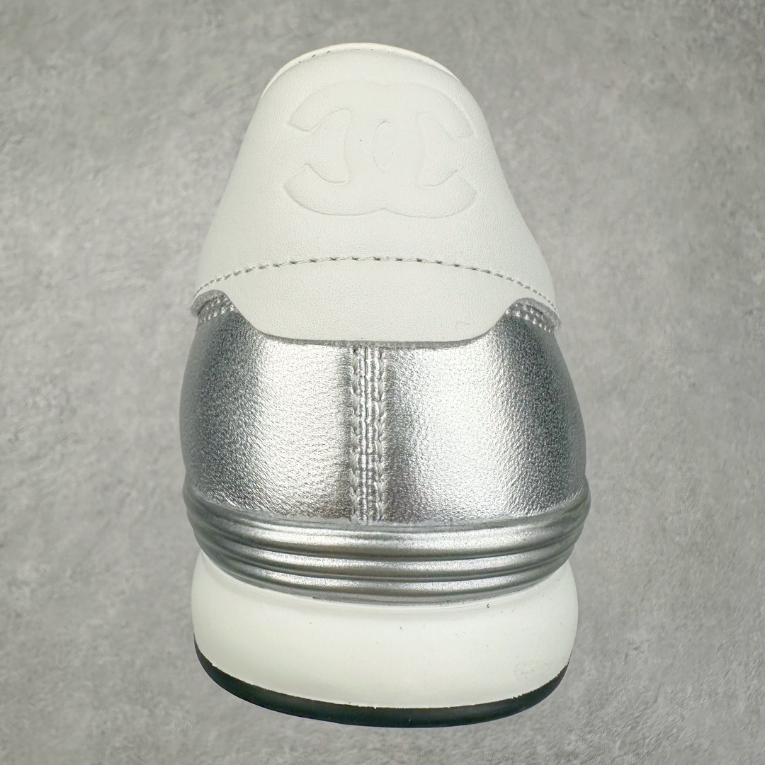 图片[8]-＃GD广顶 CHANEL香奈儿 24S德训鞋平底系带圆头菱格风四季休闲百搭款 原版开模 凹凸感超强 线条紧致🎀全新礼盒包装 细节拉满 环保太空革组合呼吸网织布鞋面材质 欧索莱环保去臭环型组合鞋垫 采用进口TPU大底 官方同步2024 最新礼盒包装 尺码：35 36 37 38 39 40-选品中心