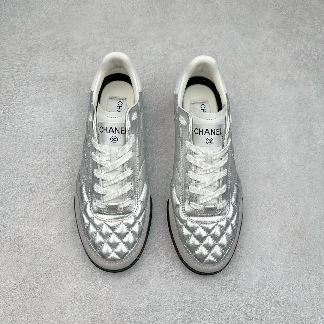 图片[2]-＃GD广顶 CHANEL香奈儿 24S德训鞋平底系带圆头菱格风四季休闲百搭款 原版开模 凹凸感超强 线条紧致🎀全新礼盒包装 细节拉满 环保太空革组合呼吸网织布鞋面材质 欧索莱环保去臭环型组合鞋垫 采用进口TPU大底 官方同步2024 最新礼盒包装 尺码：35 36 37 38 39 40-选品中心