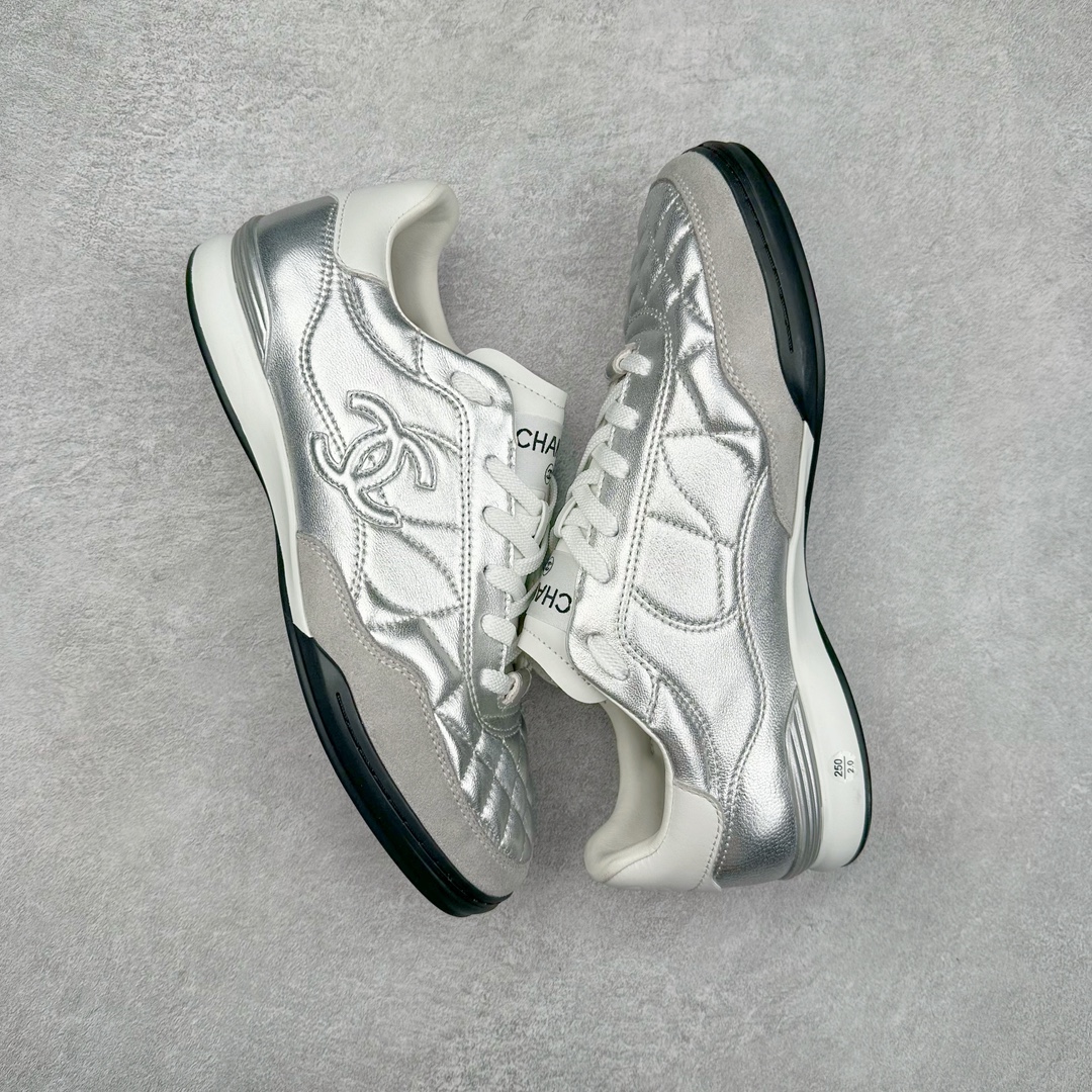 图片[3]-＃GD广顶 CHANEL香奈儿 24S德训鞋平底系带圆头菱格风四季休闲百搭款 原版开模 凹凸感超强 线条紧致🎀全新礼盒包装 细节拉满 环保太空革组合呼吸网织布鞋面材质 欧索莱环保去臭环型组合鞋垫 采用进口TPU大底 官方同步2024 最新礼盒包装 尺码：35 36 37 38 39 40-选品中心