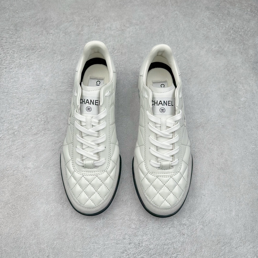 图片[2]-＃GD广顶 CHANEL香奈儿 24S德训鞋平底系带圆头菱格风四季休闲百搭款 原版开模 凹凸感超强 线条紧致🎀全新礼盒包装 细节拉满 环保太空革组合呼吸网织布鞋面材质 欧索莱环保去臭环型组合鞋垫 采用进口TPU大底 官方同步2024 最新礼盒包装 尺码：35 36 37 38 39 40-选品中心