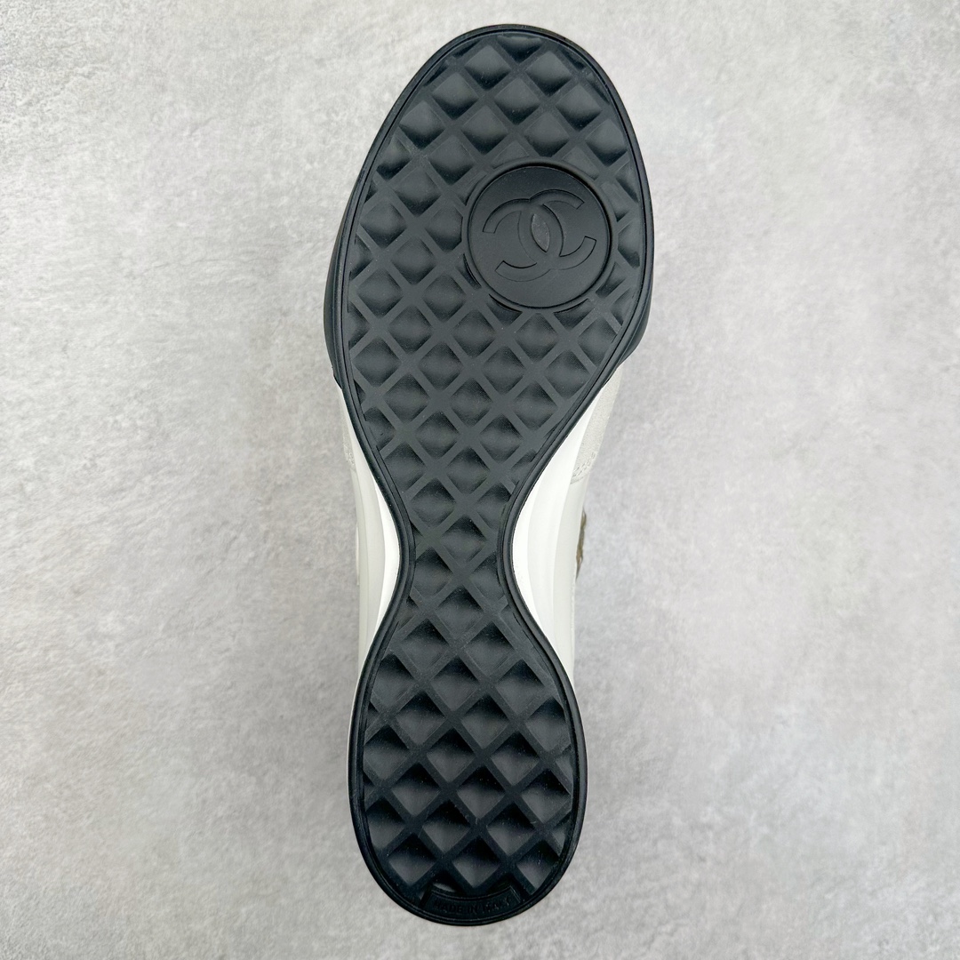 图片[9]-＃GD广顶 CHANEL香奈儿 24S德训鞋平底系带圆头菱格风四季休闲百搭款 原版开模 凹凸感超强 线条紧致🎀全新礼盒包装 细节拉满 环保太空革组合呼吸网织布鞋面材质 欧索莱环保去臭环型组合鞋垫 采用进口TPU大底 官方同步2024 最新礼盒包装 尺码：35 36 37 38 39 40-选品中心