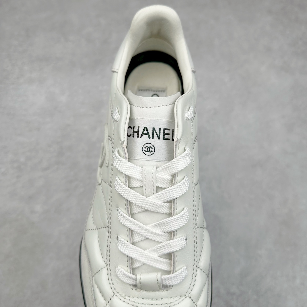 图片[5]-＃GD广顶 CHANEL香奈儿 24S德训鞋平底系带圆头菱格风四季休闲百搭款 原版开模 凹凸感超强 线条紧致🎀全新礼盒包装 细节拉满 环保太空革组合呼吸网织布鞋面材质 欧索莱环保去臭环型组合鞋垫 采用进口TPU大底 官方同步2024 最新礼盒包装 尺码：35 36 37 38 39 40-选品中心