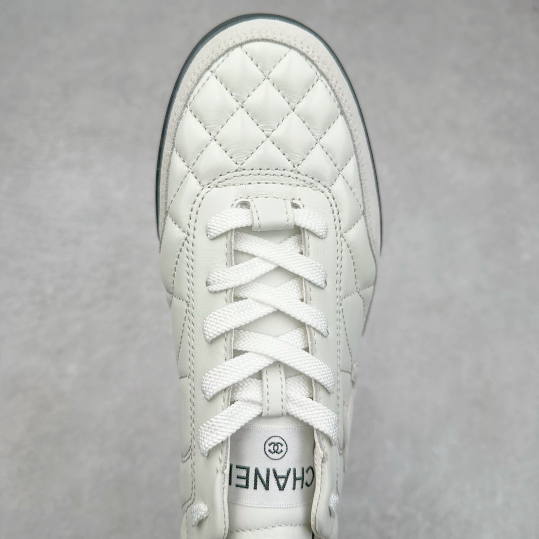 图片[4]-＃GD广顶 CHANEL香奈儿 24S德训鞋平底系带圆头菱格风四季休闲百搭款 原版开模 凹凸感超强 线条紧致🎀全新礼盒包装 细节拉满 环保太空革组合呼吸网织布鞋面材质 欧索莱环保去臭环型组合鞋垫 采用进口TPU大底 官方同步2024 最新礼盒包装 尺码：35 36 37 38 39 40-选品中心