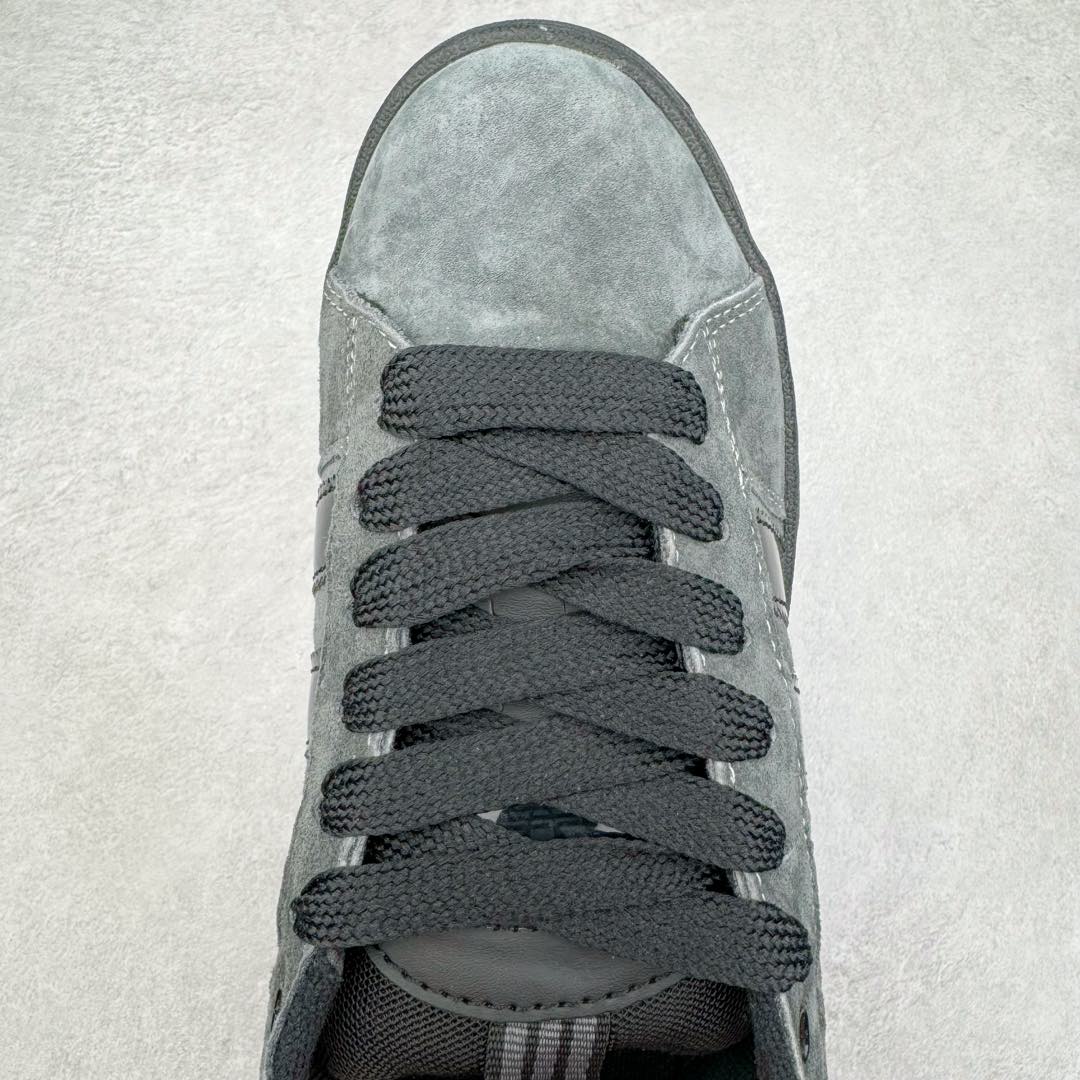 图片[4]-＃福利特价 AD Originals Campus 00s 学院系列面包风经典复古低帮百搭休闲运动板鞋 HQ9072 这次 Originals 选择了以经典复古鞋型 Campus 为蓝本打造全新面包鞋 这款鞋型联名不断 冠希当年对它更是钟爱有加 论牌面丝毫不输贝壳头、Forum 等大热鞋型 这次 Campus 一改 80 年代的瘦长造型 鞋舌、鞋身、鞋底甚至细节都变大了 营造出千禧年前后流行的面包鞋宽大廓形 因此鞋名改为 Campus 00s 鞋身采用绒面皮料搭配白色常规皮革 质感上还是延续了经典 Campus 的设计 鞋舌填充更加饱满 让鞋款整体看起来更加圆润 搭配上这款浅蓝配色 「蓝胖子」造型真的很可爱 鞋舌还加入了与以往 Campus 不同的全新三叶草 Logo 令造型更具千禧气息 鞋带也采用了加宽的设计 如果你不喜欢 这次还附送了传统鞋带可以替换 鞋底采用了米黄做旧设计 凸显鞋款的复古年代感 除了清新可人的浅蓝配色 还有一款酷灰配色 造型更加硬朗复古 而且相比浅蓝配色更加耐脏 尺码：36 36⅔ 37⅓ 38 38⅔ 39⅓ 40 40⅔ 41⅓ 42 42⅔ 43⅓ 44 45-选品中心