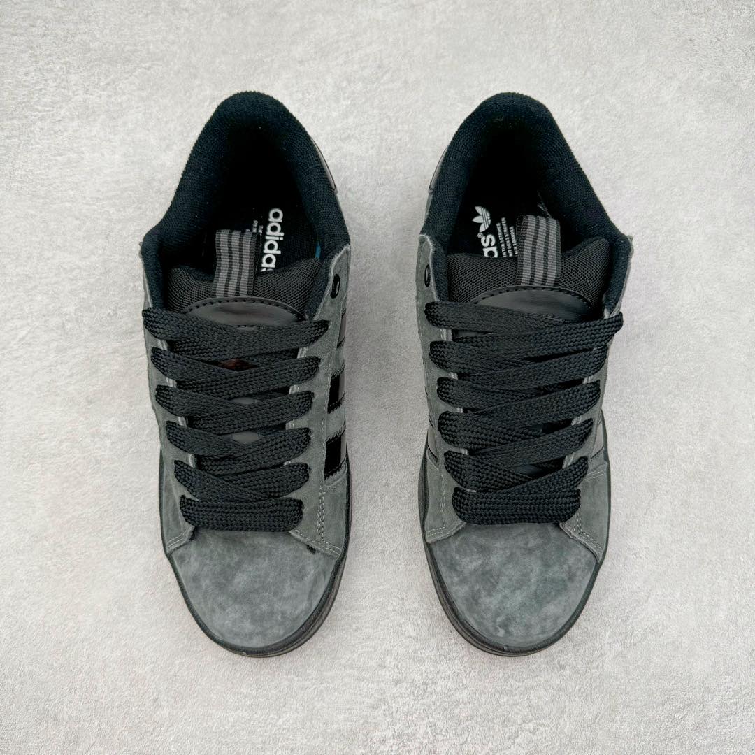 图片[2]-＃福利特价 AD Originals Campus 00s 学院系列面包风经典复古低帮百搭休闲运动板鞋 HQ9072 这次 Originals 选择了以经典复古鞋型 Campus 为蓝本打造全新面包鞋 这款鞋型联名不断 冠希当年对它更是钟爱有加 论牌面丝毫不输贝壳头、Forum 等大热鞋型 这次 Campus 一改 80 年代的瘦长造型 鞋舌、鞋身、鞋底甚至细节都变大了 营造出千禧年前后流行的面包鞋宽大廓形 因此鞋名改为 Campus 00s 鞋身采用绒面皮料搭配白色常规皮革 质感上还是延续了经典 Campus 的设计 鞋舌填充更加饱满 让鞋款整体看起来更加圆润 搭配上这款浅蓝配色 「蓝胖子」造型真的很可爱 鞋舌还加入了与以往 Campus 不同的全新三叶草 Logo 令造型更具千禧气息 鞋带也采用了加宽的设计 如果你不喜欢 这次还附送了传统鞋带可以替换 鞋底采用了米黄做旧设计 凸显鞋款的复古年代感 除了清新可人的浅蓝配色 还有一款酷灰配色 造型更加硬朗复古 而且相比浅蓝配色更加耐脏 尺码：36 36⅔ 37⅓ 38 38⅔ 39⅓ 40 40⅔ 41⅓ 42 42⅔ 43⅓ 44 45-选品中心