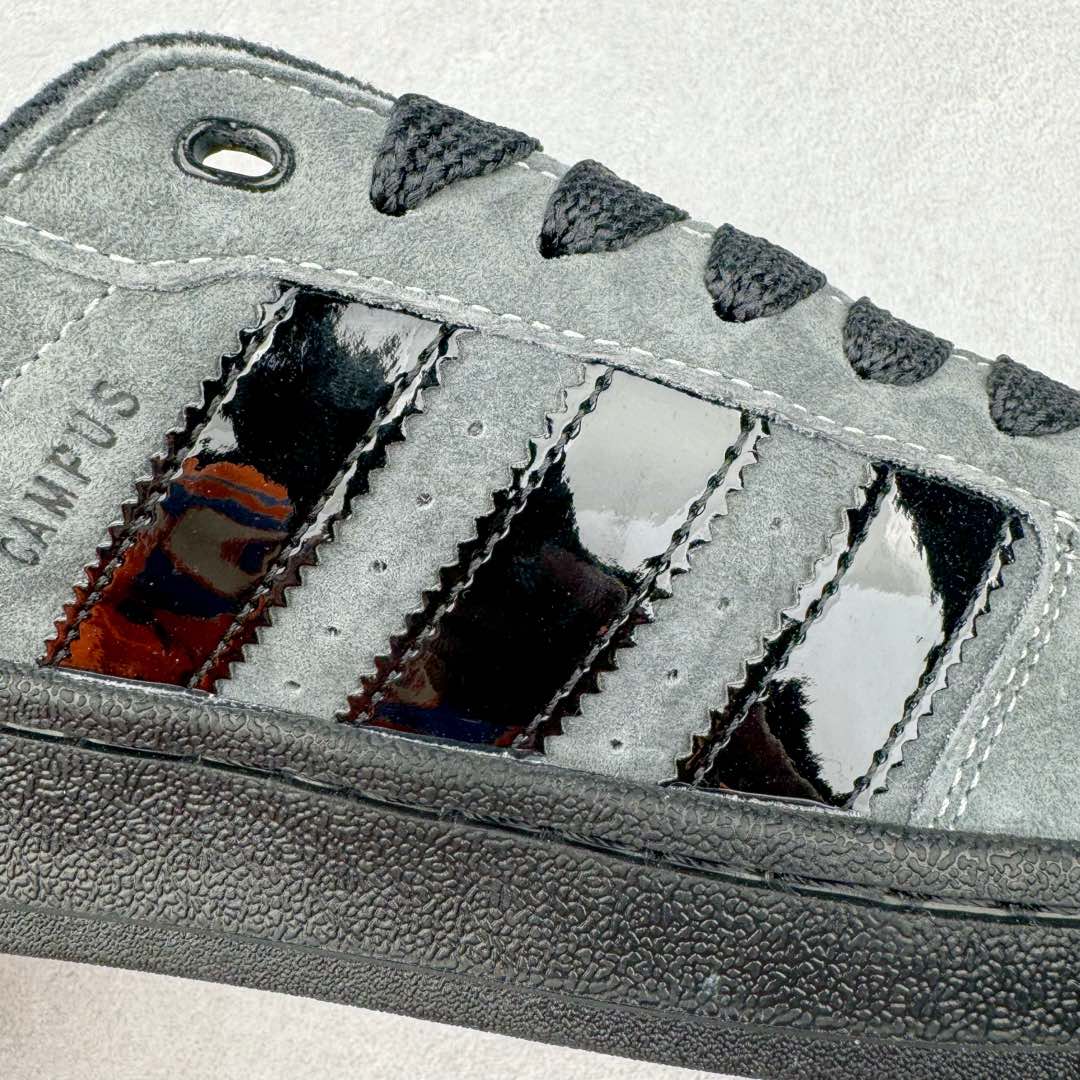 图片[14]-＃福利特价 AD Originals Campus 00s 学院系列面包风经典复古低帮百搭休闲运动板鞋 HQ9072 这次 Originals 选择了以经典复古鞋型 Campus 为蓝本打造全新面包鞋 这款鞋型联名不断 冠希当年对它更是钟爱有加 论牌面丝毫不输贝壳头、Forum 等大热鞋型 这次 Campus 一改 80 年代的瘦长造型 鞋舌、鞋身、鞋底甚至细节都变大了 营造出千禧年前后流行的面包鞋宽大廓形 因此鞋名改为 Campus 00s 鞋身采用绒面皮料搭配白色常规皮革 质感上还是延续了经典 Campus 的设计 鞋舌填充更加饱满 让鞋款整体看起来更加圆润 搭配上这款浅蓝配色 「蓝胖子」造型真的很可爱 鞋舌还加入了与以往 Campus 不同的全新三叶草 Logo 令造型更具千禧气息 鞋带也采用了加宽的设计 如果你不喜欢 这次还附送了传统鞋带可以替换 鞋底采用了米黄做旧设计 凸显鞋款的复古年代感 除了清新可人的浅蓝配色 还有一款酷灰配色 造型更加硬朗复古 而且相比浅蓝配色更加耐脏 尺码：36 36⅔ 37⅓ 38 38⅔ 39⅓ 40 40⅔ 41⅓ 42 42⅔ 43⅓ 44 45-选品中心