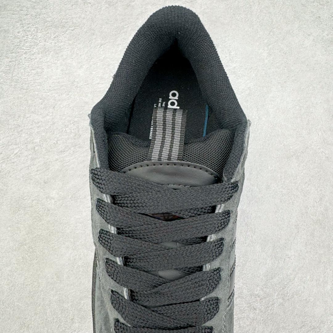 图片[5]-＃福利特价 AD Originals Campus 00s 学院系列面包风经典复古低帮百搭休闲运动板鞋 HQ9072 这次 Originals 选择了以经典复古鞋型 Campus 为蓝本打造全新面包鞋 这款鞋型联名不断 冠希当年对它更是钟爱有加 论牌面丝毫不输贝壳头、Forum 等大热鞋型 这次 Campus 一改 80 年代的瘦长造型 鞋舌、鞋身、鞋底甚至细节都变大了 营造出千禧年前后流行的面包鞋宽大廓形 因此鞋名改为 Campus 00s 鞋身采用绒面皮料搭配白色常规皮革 质感上还是延续了经典 Campus 的设计 鞋舌填充更加饱满 让鞋款整体看起来更加圆润 搭配上这款浅蓝配色 「蓝胖子」造型真的很可爱 鞋舌还加入了与以往 Campus 不同的全新三叶草 Logo 令造型更具千禧气息 鞋带也采用了加宽的设计 如果你不喜欢 这次还附送了传统鞋带可以替换 鞋底采用了米黄做旧设计 凸显鞋款的复古年代感 除了清新可人的浅蓝配色 还有一款酷灰配色 造型更加硬朗复古 而且相比浅蓝配色更加耐脏 尺码：36 36⅔ 37⅓ 38 38⅔ 39⅓ 40 40⅔ 41⅓ 42 42⅔ 43⅓ 44 45-选品中心