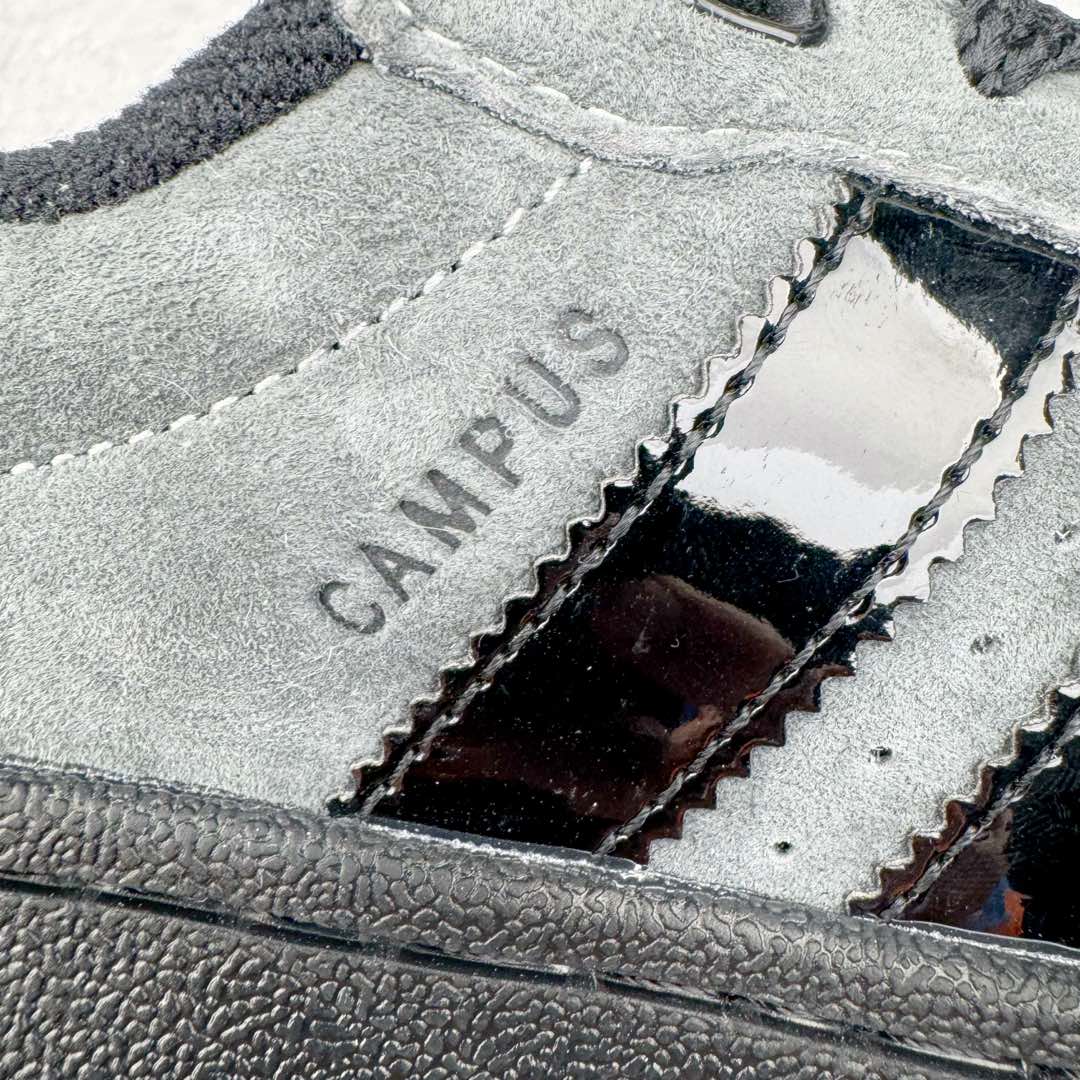 图片[13]-＃福利特价 AD Originals Campus 00s 学院系列面包风经典复古低帮百搭休闲运动板鞋 HQ9072 这次 Originals 选择了以经典复古鞋型 Campus 为蓝本打造全新面包鞋 这款鞋型联名不断 冠希当年对它更是钟爱有加 论牌面丝毫不输贝壳头、Forum 等大热鞋型 这次 Campus 一改 80 年代的瘦长造型 鞋舌、鞋身、鞋底甚至细节都变大了 营造出千禧年前后流行的面包鞋宽大廓形 因此鞋名改为 Campus 00s 鞋身采用绒面皮料搭配白色常规皮革 质感上还是延续了经典 Campus 的设计 鞋舌填充更加饱满 让鞋款整体看起来更加圆润 搭配上这款浅蓝配色 「蓝胖子」造型真的很可爱 鞋舌还加入了与以往 Campus 不同的全新三叶草 Logo 令造型更具千禧气息 鞋带也采用了加宽的设计 如果你不喜欢 这次还附送了传统鞋带可以替换 鞋底采用了米黄做旧设计 凸显鞋款的复古年代感 除了清新可人的浅蓝配色 还有一款酷灰配色 造型更加硬朗复古 而且相比浅蓝配色更加耐脏 尺码：36 36⅔ 37⅓ 38 38⅔ 39⅓ 40 40⅔ 41⅓ 42 42⅔ 43⅓ 44 45-选品中心