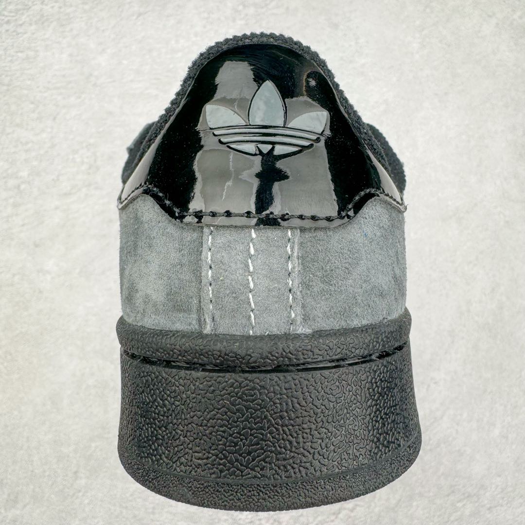 图片[8]-＃福利特价 AD Originals Campus 00s 学院系列面包风经典复古低帮百搭休闲运动板鞋 HQ9072 这次 Originals 选择了以经典复古鞋型 Campus 为蓝本打造全新面包鞋 这款鞋型联名不断 冠希当年对它更是钟爱有加 论牌面丝毫不输贝壳头、Forum 等大热鞋型 这次 Campus 一改 80 年代的瘦长造型 鞋舌、鞋身、鞋底甚至细节都变大了 营造出千禧年前后流行的面包鞋宽大廓形 因此鞋名改为 Campus 00s 鞋身采用绒面皮料搭配白色常规皮革 质感上还是延续了经典 Campus 的设计 鞋舌填充更加饱满 让鞋款整体看起来更加圆润 搭配上这款浅蓝配色 「蓝胖子」造型真的很可爱 鞋舌还加入了与以往 Campus 不同的全新三叶草 Logo 令造型更具千禧气息 鞋带也采用了加宽的设计 如果你不喜欢 这次还附送了传统鞋带可以替换 鞋底采用了米黄做旧设计 凸显鞋款的复古年代感 除了清新可人的浅蓝配色 还有一款酷灰配色 造型更加硬朗复古 而且相比浅蓝配色更加耐脏 尺码：36 36⅔ 37⅓ 38 38⅔ 39⅓ 40 40⅔ 41⅓ 42 42⅔ 43⅓ 44 45-选品中心