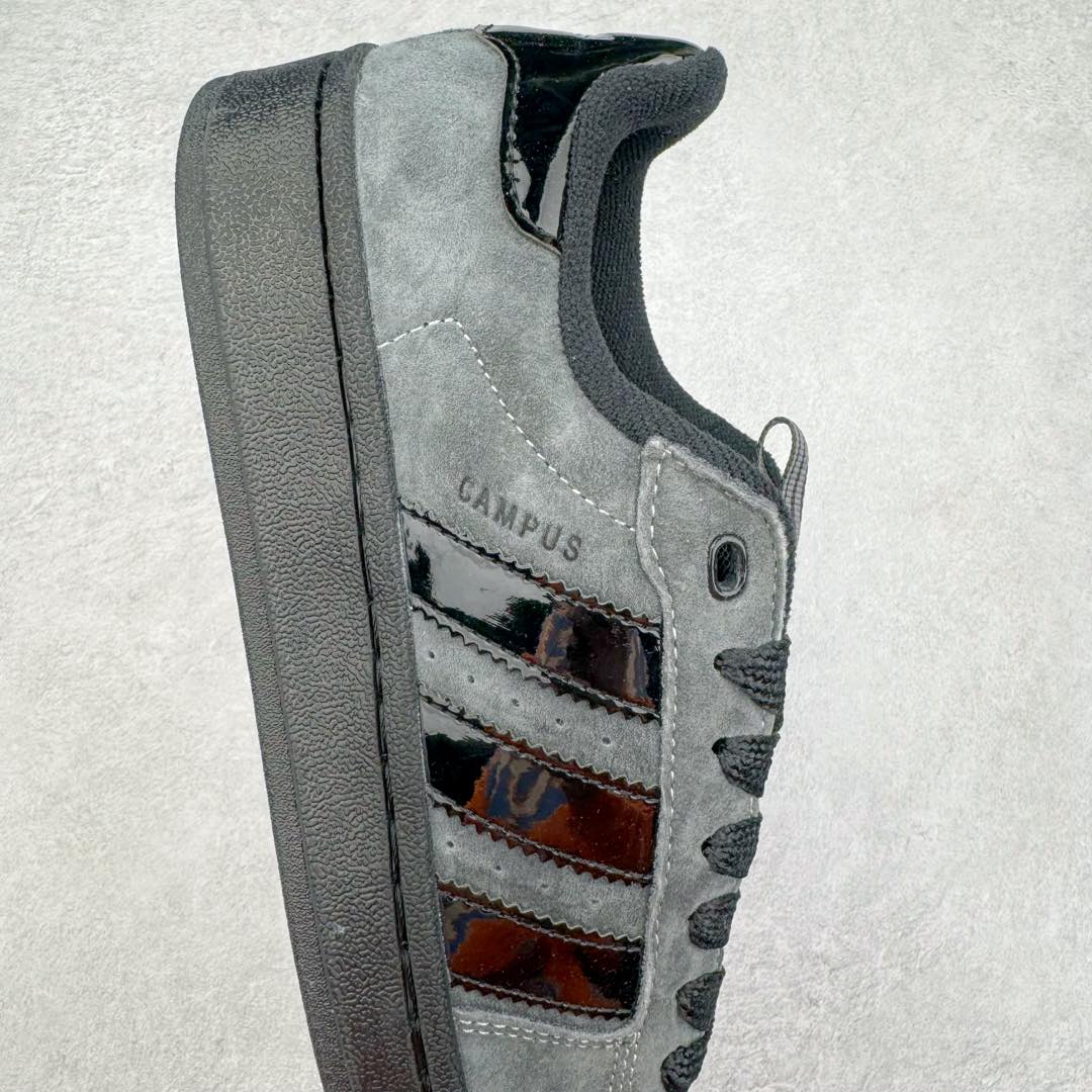 图片[6]-＃福利特价 AD Originals Campus 00s 学院系列面包风经典复古低帮百搭休闲运动板鞋 HQ9072 这次 Originals 选择了以经典复古鞋型 Campus 为蓝本打造全新面包鞋 这款鞋型联名不断 冠希当年对它更是钟爱有加 论牌面丝毫不输贝壳头、Forum 等大热鞋型 这次 Campus 一改 80 年代的瘦长造型 鞋舌、鞋身、鞋底甚至细节都变大了 营造出千禧年前后流行的面包鞋宽大廓形 因此鞋名改为 Campus 00s 鞋身采用绒面皮料搭配白色常规皮革 质感上还是延续了经典 Campus 的设计 鞋舌填充更加饱满 让鞋款整体看起来更加圆润 搭配上这款浅蓝配色 「蓝胖子」造型真的很可爱 鞋舌还加入了与以往 Campus 不同的全新三叶草 Logo 令造型更具千禧气息 鞋带也采用了加宽的设计 如果你不喜欢 这次还附送了传统鞋带可以替换 鞋底采用了米黄做旧设计 凸显鞋款的复古年代感 除了清新可人的浅蓝配色 还有一款酷灰配色 造型更加硬朗复古 而且相比浅蓝配色更加耐脏 尺码：36 36⅔ 37⅓ 38 38⅔ 39⅓ 40 40⅔ 41⅓ 42 42⅔ 43⅓ 44 45-选品中心