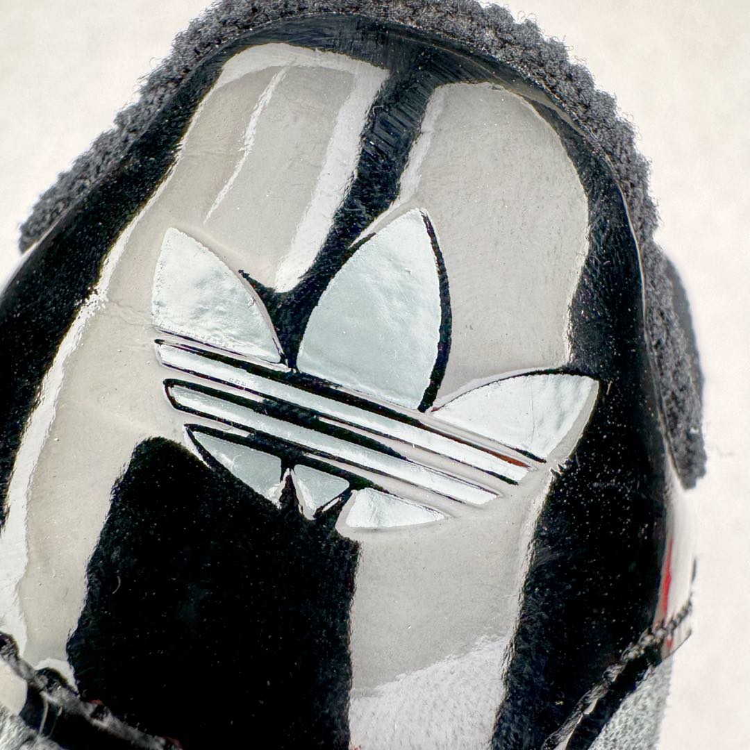 图片[10]-＃福利特价 AD Originals Campus 00s 学院系列面包风经典复古低帮百搭休闲运动板鞋 HQ9072 这次 Originals 选择了以经典复古鞋型 Campus 为蓝本打造全新面包鞋 这款鞋型联名不断 冠希当年对它更是钟爱有加 论牌面丝毫不输贝壳头、Forum 等大热鞋型 这次 Campus 一改 80 年代的瘦长造型 鞋舌、鞋身、鞋底甚至细节都变大了 营造出千禧年前后流行的面包鞋宽大廓形 因此鞋名改为 Campus 00s 鞋身采用绒面皮料搭配白色常规皮革 质感上还是延续了经典 Campus 的设计 鞋舌填充更加饱满 让鞋款整体看起来更加圆润 搭配上这款浅蓝配色 「蓝胖子」造型真的很可爱 鞋舌还加入了与以往 Campus 不同的全新三叶草 Logo 令造型更具千禧气息 鞋带也采用了加宽的设计 如果你不喜欢 这次还附送了传统鞋带可以替换 鞋底采用了米黄做旧设计 凸显鞋款的复古年代感 除了清新可人的浅蓝配色 还有一款酷灰配色 造型更加硬朗复古 而且相比浅蓝配色更加耐脏 尺码：36 36⅔ 37⅓ 38 38⅔ 39⅓ 40 40⅔ 41⅓ 42 42⅔ 43⅓ 44 45-选品中心