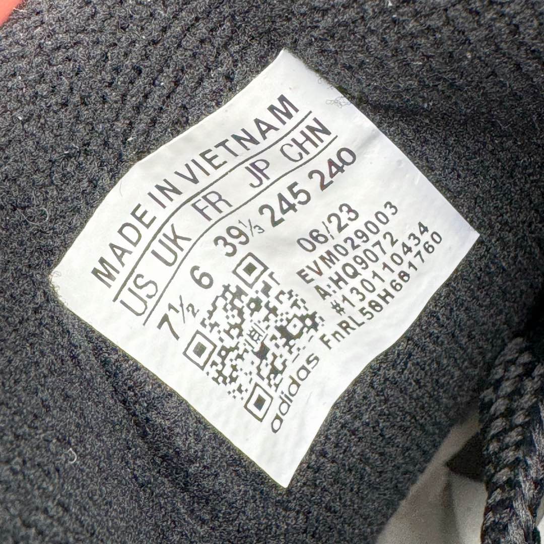 图片[11]-＃福利特价 AD Originals Campus 00s 学院系列面包风经典复古低帮百搭休闲运动板鞋 HQ9072 这次 Originals 选择了以经典复古鞋型 Campus 为蓝本打造全新面包鞋 这款鞋型联名不断 冠希当年对它更是钟爱有加 论牌面丝毫不输贝壳头、Forum 等大热鞋型 这次 Campus 一改 80 年代的瘦长造型 鞋舌、鞋身、鞋底甚至细节都变大了 营造出千禧年前后流行的面包鞋宽大廓形 因此鞋名改为 Campus 00s 鞋身采用绒面皮料搭配白色常规皮革 质感上还是延续了经典 Campus 的设计 鞋舌填充更加饱满 让鞋款整体看起来更加圆润 搭配上这款浅蓝配色 「蓝胖子」造型真的很可爱 鞋舌还加入了与以往 Campus 不同的全新三叶草 Logo 令造型更具千禧气息 鞋带也采用了加宽的设计 如果你不喜欢 这次还附送了传统鞋带可以替换 鞋底采用了米黄做旧设计 凸显鞋款的复古年代感 除了清新可人的浅蓝配色 还有一款酷灰配色 造型更加硬朗复古 而且相比浅蓝配色更加耐脏 尺码：36 36⅔ 37⅓ 38 38⅔ 39⅓ 40 40⅔ 41⅓ 42 42⅔ 43⅓ 44 45-选品中心