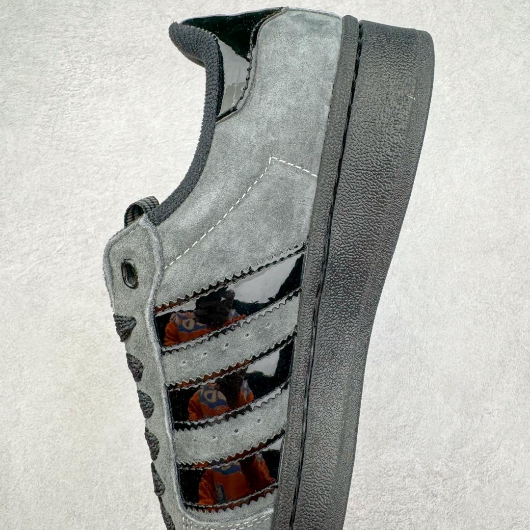 图片[7]-＃福利特价 AD Originals Campus 00s 学院系列面包风经典复古低帮百搭休闲运动板鞋 HQ9072 这次 Originals 选择了以经典复古鞋型 Campus 为蓝本打造全新面包鞋 这款鞋型联名不断 冠希当年对它更是钟爱有加 论牌面丝毫不输贝壳头、Forum 等大热鞋型 这次 Campus 一改 80 年代的瘦长造型 鞋舌、鞋身、鞋底甚至细节都变大了 营造出千禧年前后流行的面包鞋宽大廓形 因此鞋名改为 Campus 00s 鞋身采用绒面皮料搭配白色常规皮革 质感上还是延续了经典 Campus 的设计 鞋舌填充更加饱满 让鞋款整体看起来更加圆润 搭配上这款浅蓝配色 「蓝胖子」造型真的很可爱 鞋舌还加入了与以往 Campus 不同的全新三叶草 Logo 令造型更具千禧气息 鞋带也采用了加宽的设计 如果你不喜欢 这次还附送了传统鞋带可以替换 鞋底采用了米黄做旧设计 凸显鞋款的复古年代感 除了清新可人的浅蓝配色 还有一款酷灰配色 造型更加硬朗复古 而且相比浅蓝配色更加耐脏 尺码：36 36⅔ 37⅓ 38 38⅔ 39⅓ 40 40⅔ 41⅓ 42 42⅔ 43⅓ 44 45-选品中心