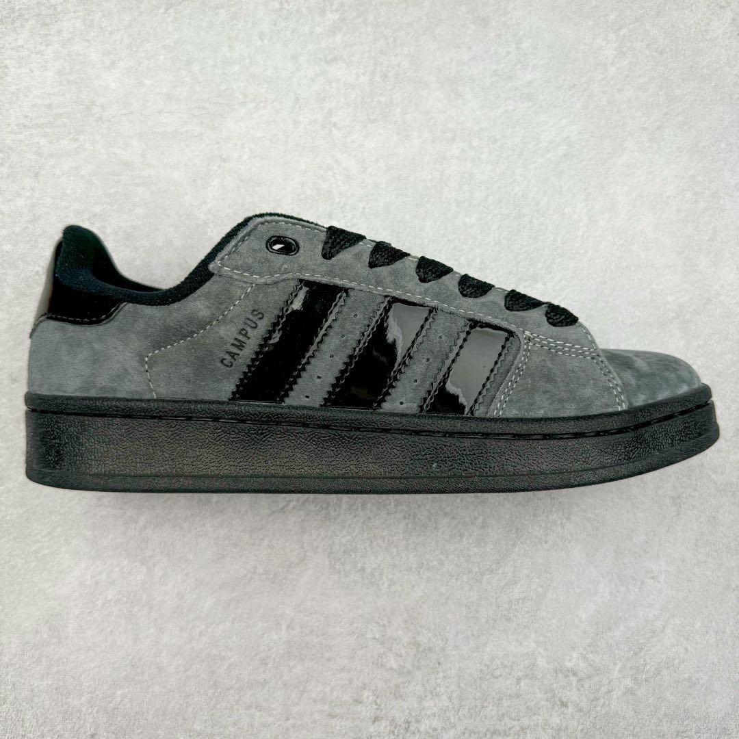 ＃福利特价 AD Originals Campus 00s 学院系列面包风经典复古低帮百搭休闲运动板鞋 HQ9072 这次 Originals 选择了以经典复古鞋型 Campus 为蓝本打造全新面包鞋 这款鞋型联名不断 冠希当年对它更是钟爱有加 论牌面丝毫不输贝壳头、Forum 等大热鞋型 这次 Campus 一改 80 年代的瘦长造型 鞋舌、鞋身、鞋底甚至细节都变大了 营造出千禧年前后流行的面包鞋宽大廓形 因此鞋名改为 Campus 00s 鞋身采用绒面皮料搭配白色常规皮革 质感上还是延续了经典 Campus 的设计 鞋舌填充更加饱满 让鞋款整体看起来更加圆润 搭配上这款浅蓝配色 「蓝胖子」造型真的很可爱 鞋舌还加入了与以往 Campus 不同的全新三叶草 Logo 令造型更具千禧气息 鞋带也采用了加宽的设计 如果你不喜欢 这次还附送了传统鞋带可以替换 鞋底采用了米黄做旧设计 凸显鞋款的复古年代感 除了清新可人的浅蓝配色 还有一款酷灰配色 造型更加硬朗复古 而且相比浅蓝配色更加耐脏 尺码：36 36⅔ 37⅓ 38 38⅔ 39⅓ 40 40⅔ 41⅓ 42 42⅔ 43⅓ 44 45-选品中心