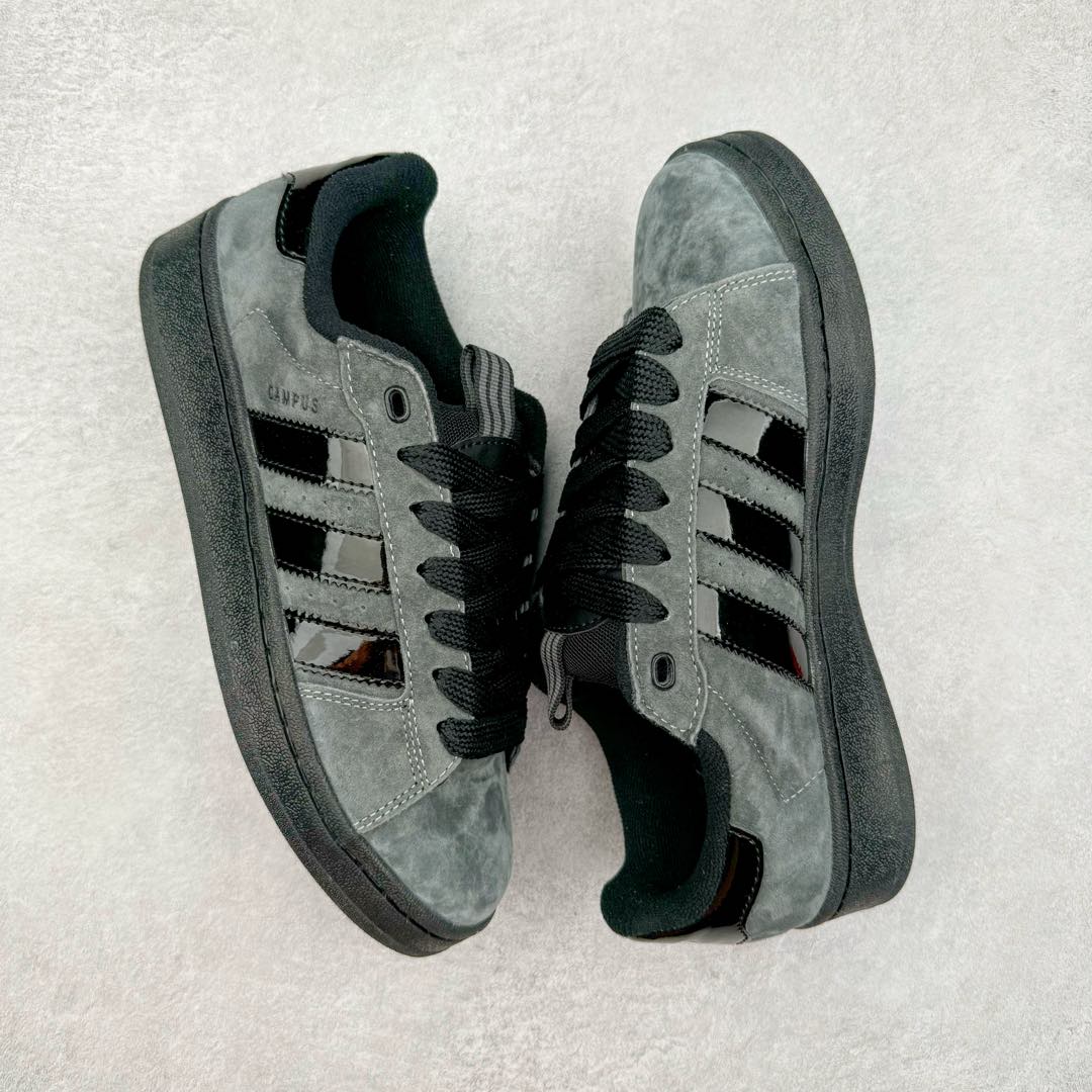 图片[3]-＃福利特价 AD Originals Campus 00s 学院系列面包风经典复古低帮百搭休闲运动板鞋 HQ9072 这次 Originals 选择了以经典复古鞋型 Campus 为蓝本打造全新面包鞋 这款鞋型联名不断 冠希当年对它更是钟爱有加 论牌面丝毫不输贝壳头、Forum 等大热鞋型 这次 Campus 一改 80 年代的瘦长造型 鞋舌、鞋身、鞋底甚至细节都变大了 营造出千禧年前后流行的面包鞋宽大廓形 因此鞋名改为 Campus 00s 鞋身采用绒面皮料搭配白色常规皮革 质感上还是延续了经典 Campus 的设计 鞋舌填充更加饱满 让鞋款整体看起来更加圆润 搭配上这款浅蓝配色 「蓝胖子」造型真的很可爱 鞋舌还加入了与以往 Campus 不同的全新三叶草 Logo 令造型更具千禧气息 鞋带也采用了加宽的设计 如果你不喜欢 这次还附送了传统鞋带可以替换 鞋底采用了米黄做旧设计 凸显鞋款的复古年代感 除了清新可人的浅蓝配色 还有一款酷灰配色 造型更加硬朗复古 而且相比浅蓝配色更加耐脏 尺码：36 36⅔ 37⅓ 38 38⅔ 39⅓ 40 40⅔ 41⅓ 42 42⅔ 43⅓ 44 45-选品中心