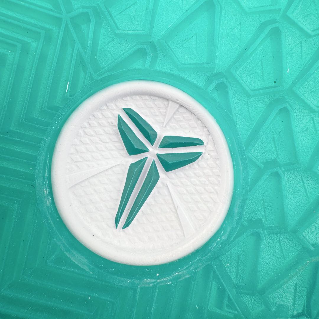 图片[18]-＃灭世海外版 NK Zoom Kobe Ⅷ System 科比8代复刻实战运动低帮文化篮球鞋 白绿 FQ3549-101 纯原海外版气垫品质吊打各路纯原 气压➕耐久双重保障 前掌ZOOM TURBO➕后掌马蹄Zoom 后掌澎湃脚感无出其右 全套冲刀改版 鞋型还原度95% 宽脚选手必入货品 鞋头2.5mm上翘空间 不挤脚 完美释放脚趾活动空间 正码正拍 脚型适配性 市场最强没有之一 鞋面工艺全新升级 100%对标正品 原厂聚氨酯蛇鳞 珠光密度同步正品 Swoosh喷漆工艺 还原度接近100% 全新后跟TPU模具 正确S型弧度 区分市场纯原（市场纯原采用公版模具 后跟TPU几乎无弧度）国产天花板橡胶配方 抓地力爆炸 海外口碑炸裂 鞋舌LOGO正确内嵌压印 原厂碳板 正确原盒 厚积薄发 王者归来 拒绝杀猪 拒绝套路 灭世纯原海外版科比系列 致力打造实战第一标杆 尺码：39-47.5 全新模具 正码正拍-选品中心