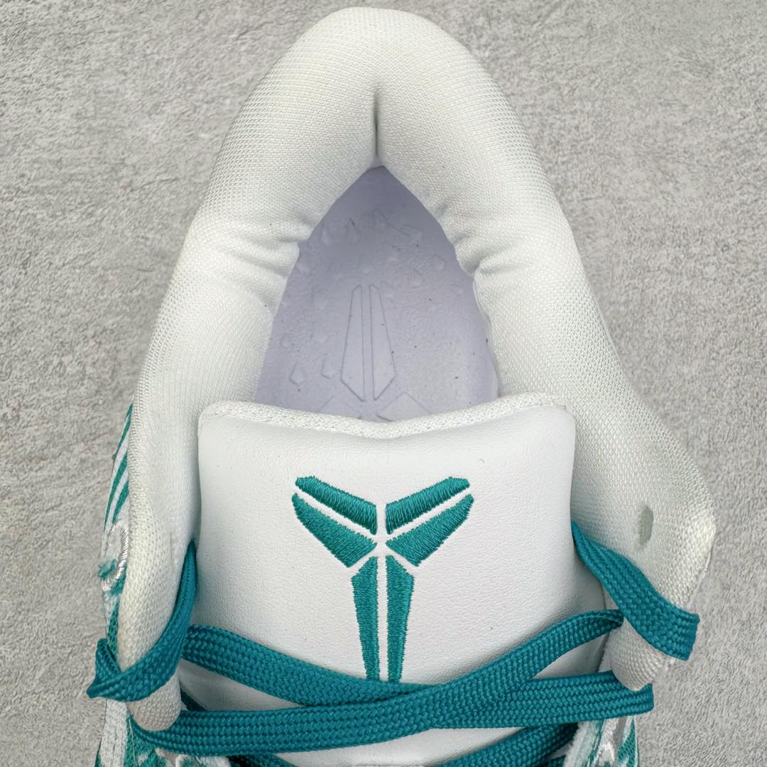 图片[12]-＃灭世海外版 NK Zoom Kobe Ⅷ System 科比8代复刻实战运动低帮文化篮球鞋 白绿 FQ3549-101 纯原海外版气垫品质吊打各路纯原 气压➕耐久双重保障 前掌ZOOM TURBO➕后掌马蹄Zoom 后掌澎湃脚感无出其右 全套冲刀改版 鞋型还原度95% 宽脚选手必入货品 鞋头2.5mm上翘空间 不挤脚 完美释放脚趾活动空间 正码正拍 脚型适配性 市场最强没有之一 鞋面工艺全新升级 100%对标正品 原厂聚氨酯蛇鳞 珠光密度同步正品 Swoosh喷漆工艺 还原度接近100% 全新后跟TPU模具 正确S型弧度 区分市场纯原（市场纯原采用公版模具 后跟TPU几乎无弧度）国产天花板橡胶配方 抓地力爆炸 海外口碑炸裂 鞋舌LOGO正确内嵌压印 原厂碳板 正确原盒 厚积薄发 王者归来 拒绝杀猪 拒绝套路 灭世纯原海外版科比系列 致力打造实战第一标杆 尺码：39-47.5 全新模具 正码正拍-选品中心