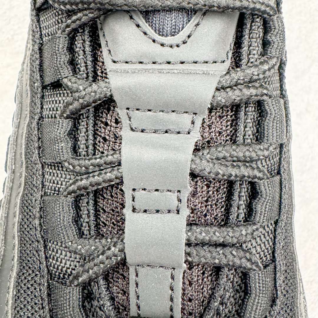 图片[14]-＃GX纯原 NK Air Max 95 复古减震气垫跑鞋 纯黑黑武士 CI3705-001 经典重温 外单专供大厂出品 品质稳定 一百余色 终端操作 鞋款设计灵感源于人体构造 中底设计基于人体的脊柱构造 是整体设计的核心 尼龙孔眼代表了肋骨 而分层式面板和网眼象征着肌肉纤维和肉体组织 Air Max 95采用了两个独立的吹塑成型的Air-Sole单元 并首次在前掌使用可视化气垫设计 Swoosh logo夜当作一个 点符号放在了鞋子的后帮位置 20年的发展让 AIR MAX 95有了不同的故事 20年后再度面向世人的时候 焕然一新的面貌 让人有了另外一种清新脱俗的感觉 尺码：40 40.5 41 42 42.5 43 44 44.5 45 45.5 46 47.5 48.5-选品中心