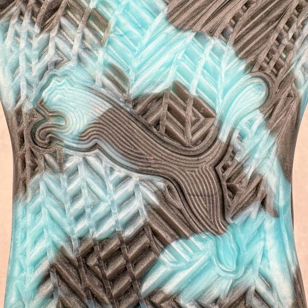 图片[15]-＃K版纯原 PUMA All-Pro Nitro 彪马舒适耐磨低帮实战篮球鞋 鞋身材质运用轻质皮革、ULTRAWEAVE 高强度超轻工程编织网面与热熔材料共同构建。针对双脚的不同区域，科学合理的提供包裹、透气、轻量化的多项职责。造型方面给人以犀利凶猛的感觉。液态金属质感的轻质柔软皮革，搭配 ULTRAWEAVE 的动态织物区域，整双鞋的质感层次特别高级。既营造出动感写意的视觉轮廓，又释放出梦幻前卫的战斗气息，颜值绝对是当下球鞋圈 T0 级别的存在！科技方面，融合 PUMA 当前各类最尖端科技，更是「ELITE 精英版」的精华所在！作为 PUMA 首双搭载内嵌式可置换中底的篮球战靴，将 NITRO™ SQD FOAM 分区密度科技与下方 PWRPLATE 前叉形碳纤维板相结合。尺码：40 40.5 41 42 42.5 43 44 44.5 45 46-选品中心