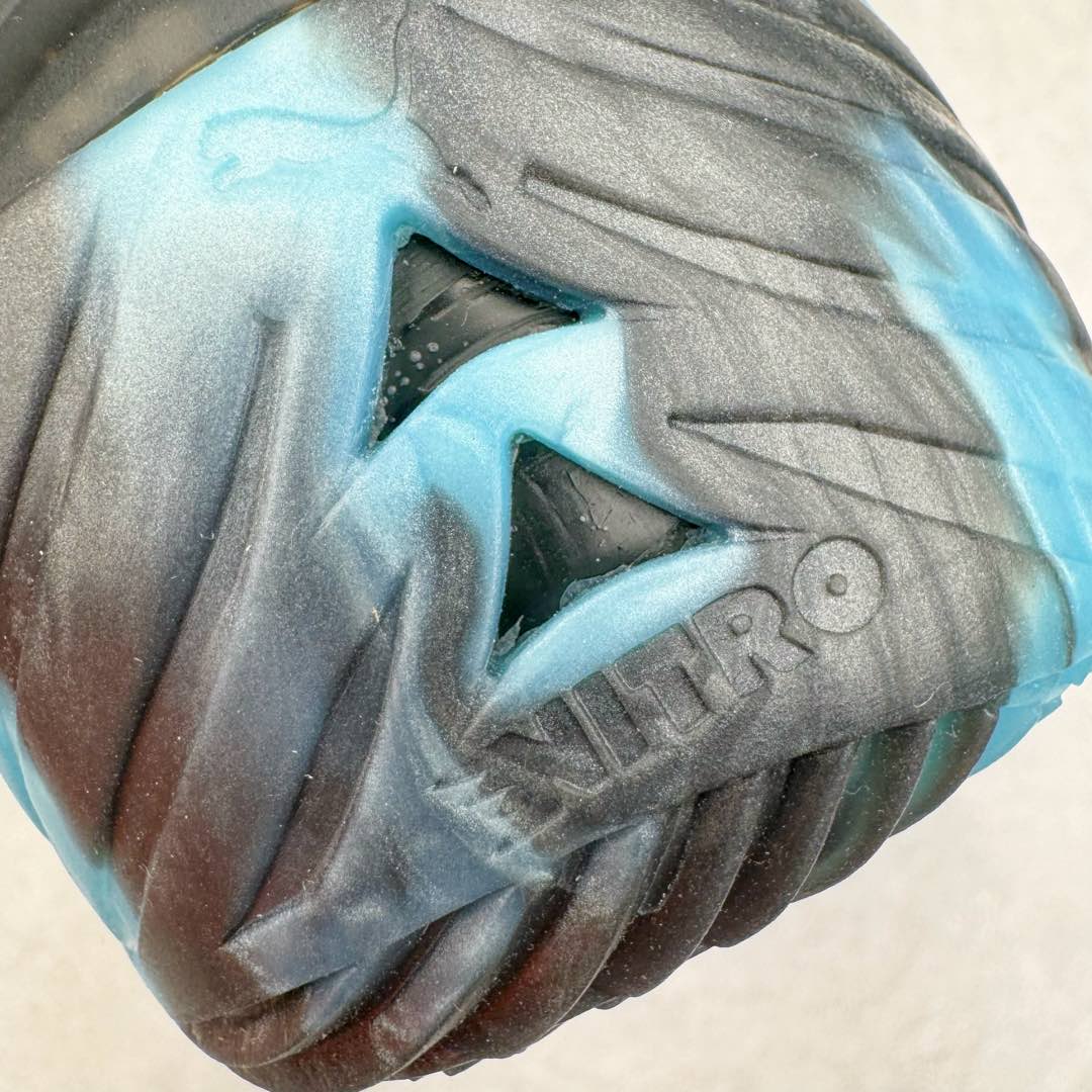 图片[11]-＃K版纯原 PUMA All-Pro Nitro 彪马舒适耐磨低帮实战篮球鞋 鞋身材质运用轻质皮革、ULTRAWEAVE 高强度超轻工程编织网面与热熔材料共同构建。针对双脚的不同区域，科学合理的提供包裹、透气、轻量化的多项职责。造型方面给人以犀利凶猛的感觉。液态金属质感的轻质柔软皮革，搭配 ULTRAWEAVE 的动态织物区域，整双鞋的质感层次特别高级。既营造出动感写意的视觉轮廓，又释放出梦幻前卫的战斗气息，颜值绝对是当下球鞋圈 T0 级别的存在！科技方面，融合 PUMA 当前各类最尖端科技，更是「ELITE 精英版」的精华所在！作为 PUMA 首双搭载内嵌式可置换中底的篮球战靴，将 NITRO™ SQD FOAM 分区密度科技与下方 PWRPLATE 前叉形碳纤维板相结合。尺码：40 40.5 41 42 42.5 43 44 44.5 45 46-选品中心