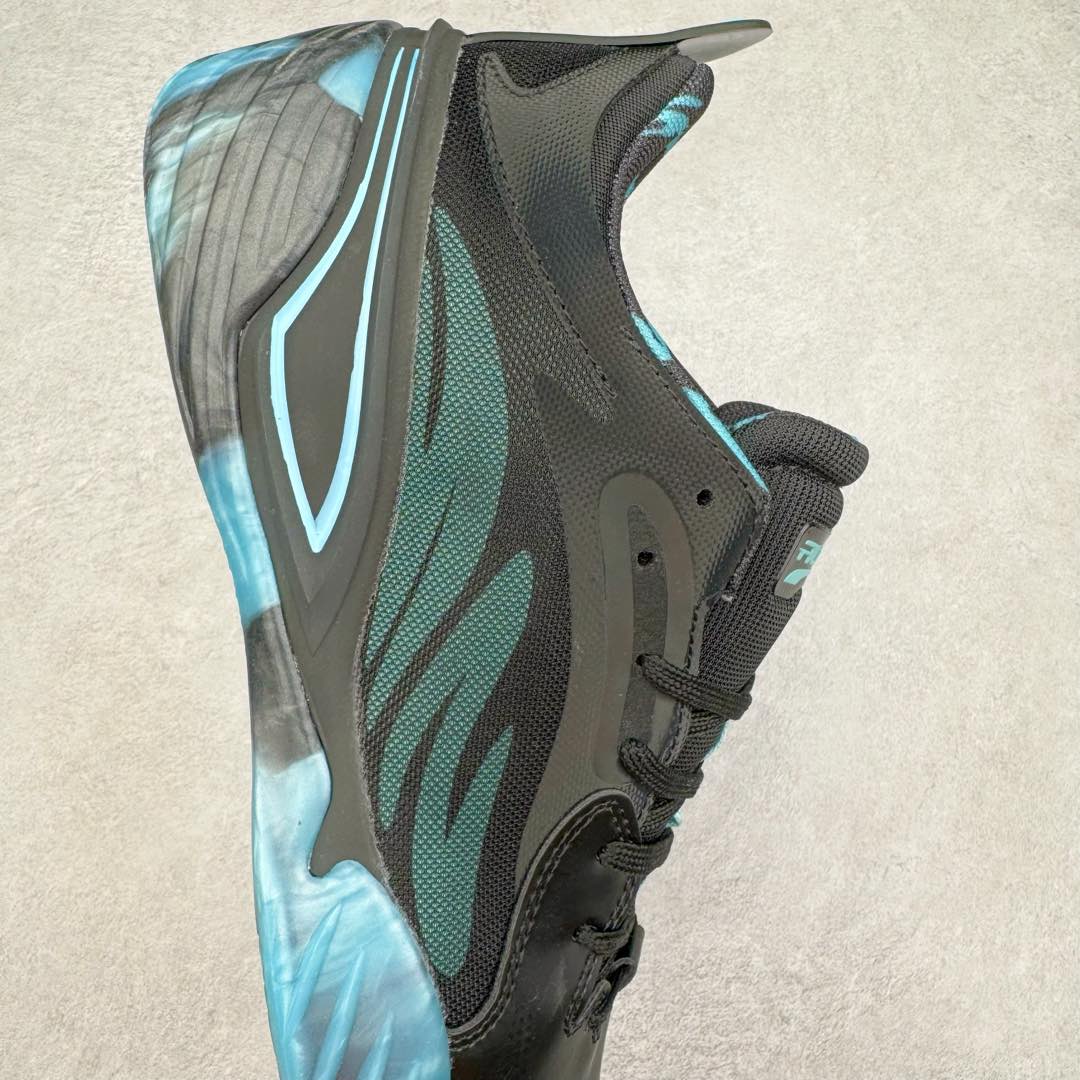 图片[6]-＃K版纯原 PUMA All-Pro Nitro 彪马舒适耐磨低帮实战篮球鞋 鞋身材质运用轻质皮革、ULTRAWEAVE 高强度超轻工程编织网面与热熔材料共同构建。针对双脚的不同区域，科学合理的提供包裹、透气、轻量化的多项职责。造型方面给人以犀利凶猛的感觉。液态金属质感的轻质柔软皮革，搭配 ULTRAWEAVE 的动态织物区域，整双鞋的质感层次特别高级。既营造出动感写意的视觉轮廓，又释放出梦幻前卫的战斗气息，颜值绝对是当下球鞋圈 T0 级别的存在！科技方面，融合 PUMA 当前各类最尖端科技，更是「ELITE 精英版」的精华所在！作为 PUMA 首双搭载内嵌式可置换中底的篮球战靴，将 NITRO™ SQD FOAM 分区密度科技与下方 PWRPLATE 前叉形碳纤维板相结合。尺码：40 40.5 41 42 42.5 43 44 44.5 45 46-选品中心