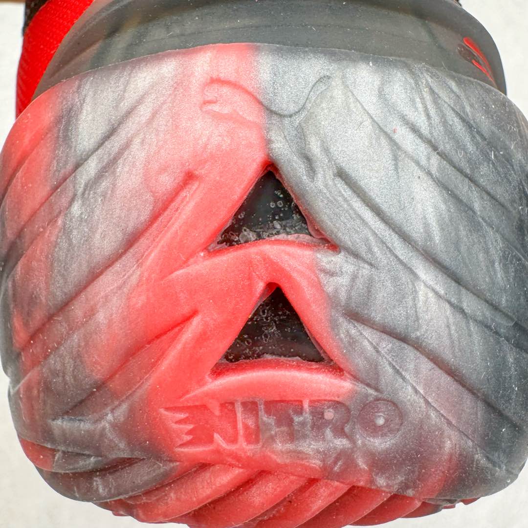 图片[12]-＃K版纯原 PUMA All-Pro Nitro 彪马舒适耐磨低帮实战篮球鞋 鞋身材质运用轻质皮革、ULTRAWEAVE 高强度超轻工程编织网面与热熔材料共同构建。针对双脚的不同区域，科学合理的提供包裹、透气、轻量化的多项职责。造型方面给人以犀利凶猛的感觉。液态金属质感的轻质柔软皮革，搭配 ULTRAWEAVE 的动态织物区域，整双鞋的质感层次特别高级。既营造出动感写意的视觉轮廓，又释放出梦幻前卫的战斗气息，颜值绝对是当下球鞋圈 T0 级别的存在！科技方面，融合 PUMA 当前各类最尖端科技，更是「ELITE 精英版」的精华所在！作为 PUMA 首双搭载内嵌式可置换中底的篮球战靴，将 NITRO™ SQD FOAM 分区密度科技与下方 PWRPLATE 前叉形碳纤维板相结合。尺码：40 40.5 41 42 42.5 43 44 44.5 45 46-选品中心