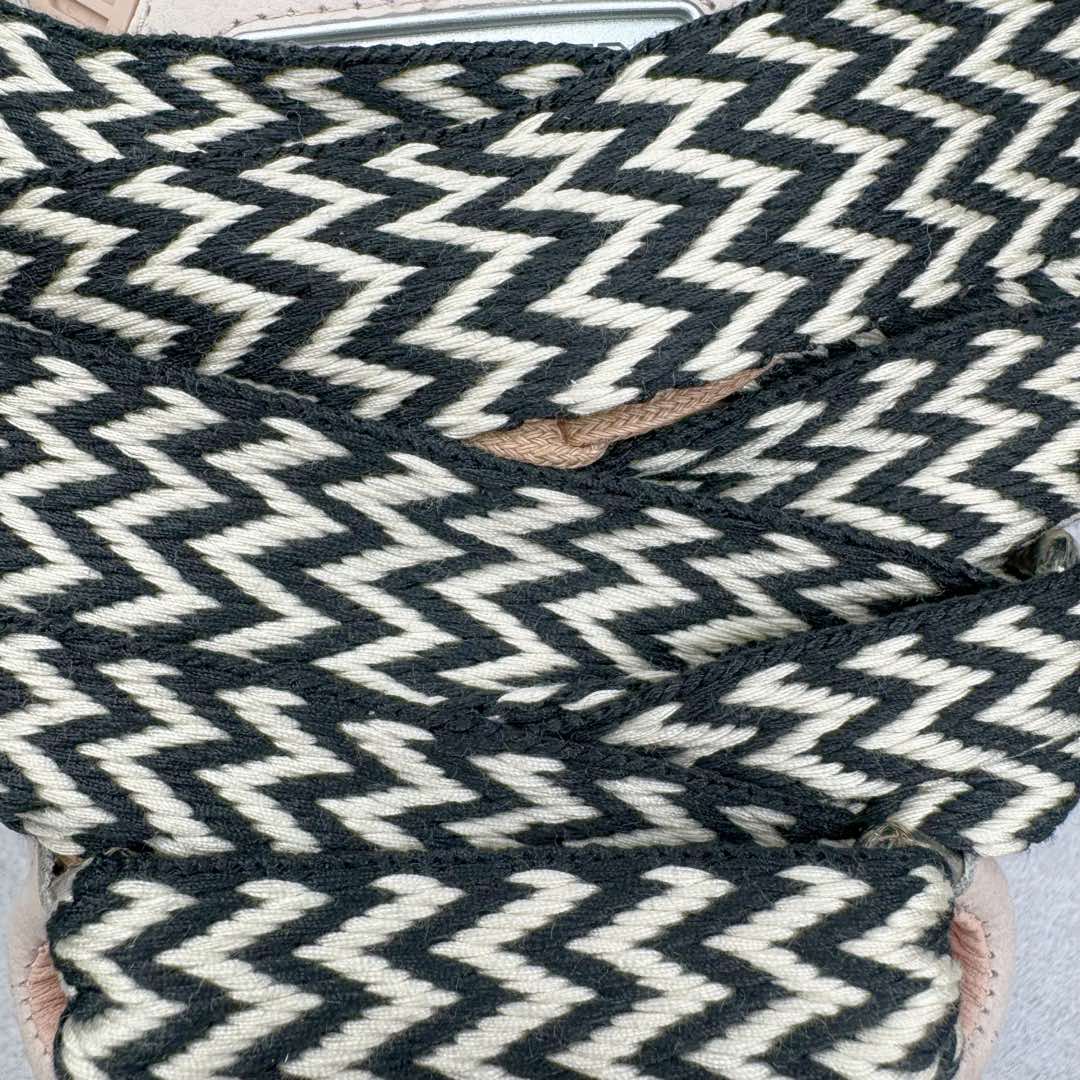 图片[13]-＃GD广顶 Lanvin Leather Curb Sneakers浪凡面包鞋 Leather是一款灵感源自90年代的运动鞋 设计自信 尺寸夸张 这款鞋由纳帕小牛皮、翻毛皮和网眼布制成 圆润的外形、加垫的鞋舌和弯曲的金属孔眼使这款精心打造的鞋格外舒适 尺码：35 36 37 38 39 40 41 42 43 44 45 46-选品中心