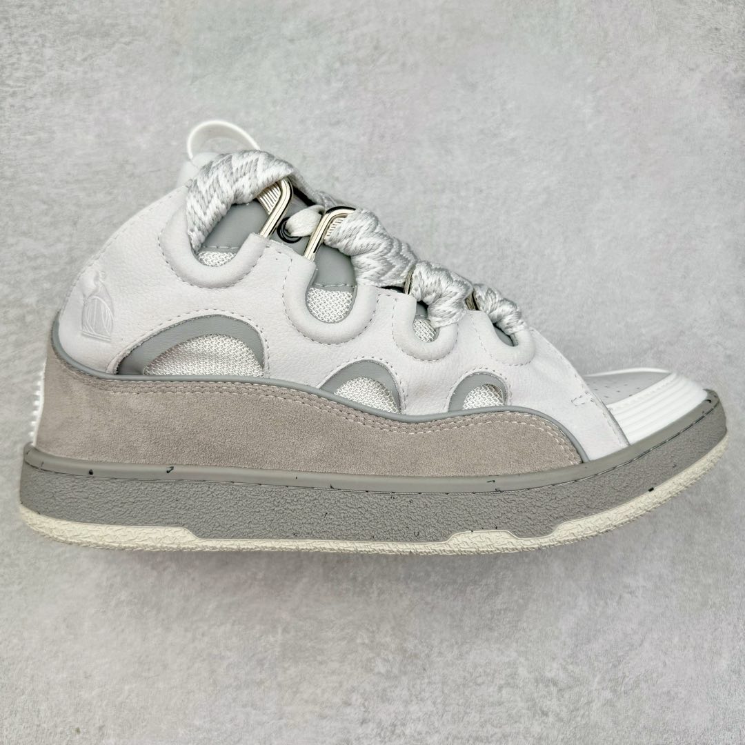 #GD广顶 Lanvin Leather Curb Sneakers浪凡面包鞋 Leather是一款灵感源自90年代的运动鞋 设计自信 尺寸夸张 这款鞋由纳帕小牛皮、翻毛皮和网眼布制成 圆润的外形、加垫的鞋舌和弯曲的金属孔眼使这款精心打造的鞋格外舒适 尺码:35 36 37 38 39 40 41 42 43 44 45 46-选品中心
