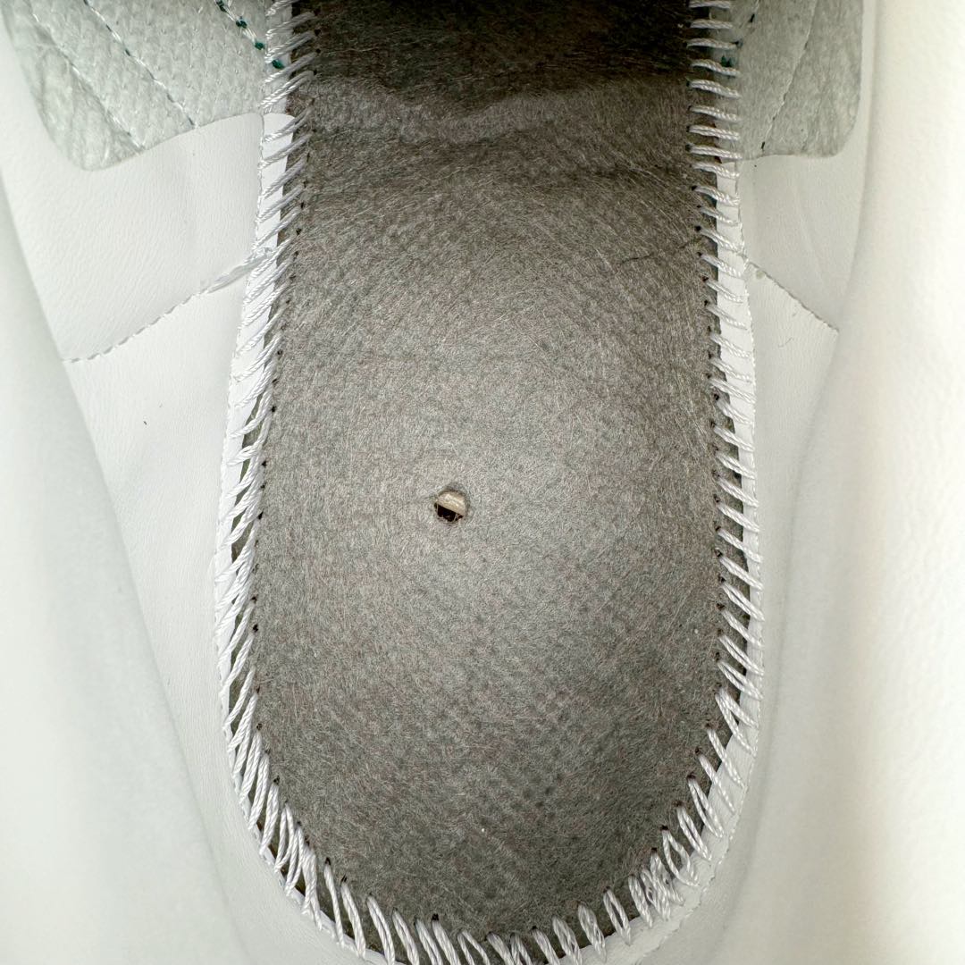 图片[10]-＃M版纯原福利 AD Original Samba OG 复古经典轻便板鞋 白绿 IE3437 原装头层牛皮加持 正确烫金高频细节 原装纳米超迁皮料 独家私模橡胶大底 原盒原配 正确黑色中底布 这款桑巴鞋展示了高质量的工艺 带有装饰的超锁缝制和无缝的手感 柔软、柔软的皮革造型和标志性的3条纹完成了精致的外观 正规合身鞋带 鞋面上有绒面鞋垫 橡胶鞋底 享受正畸套筒软感 自50年代首次亮相以来就一直在赢得粉丝的青睐 尺码：36 36.5 37.5 38 38.5 39 40 40.5 41 42 42.5 43 44 44.5 45-选品中心