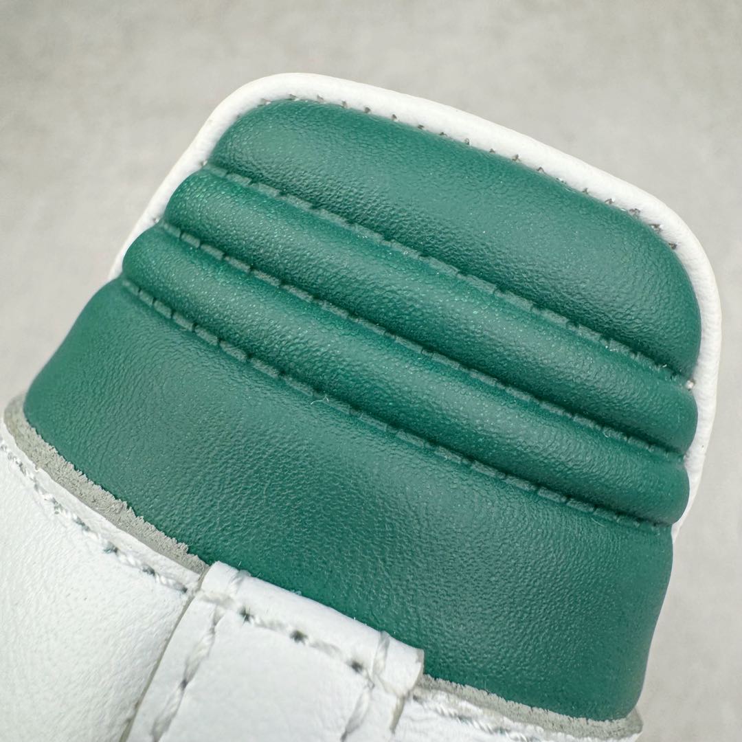 图片[17]-＃M版纯原福利 AD Original Samba OG 复古经典轻便板鞋 白绿 IE3437 原装头层牛皮加持 正确烫金高频细节 原装纳米超迁皮料 独家私模橡胶大底 原盒原配 正确黑色中底布 这款桑巴鞋展示了高质量的工艺 带有装饰的超锁缝制和无缝的手感 柔软、柔软的皮革造型和标志性的3条纹完成了精致的外观 正规合身鞋带 鞋面上有绒面鞋垫 橡胶鞋底 享受正畸套筒软感 自50年代首次亮相以来就一直在赢得粉丝的青睐 尺码：36 36.5 37.5 38 38.5 39 40 40.5 41 42 42.5 43 44 44.5 45-选品中心