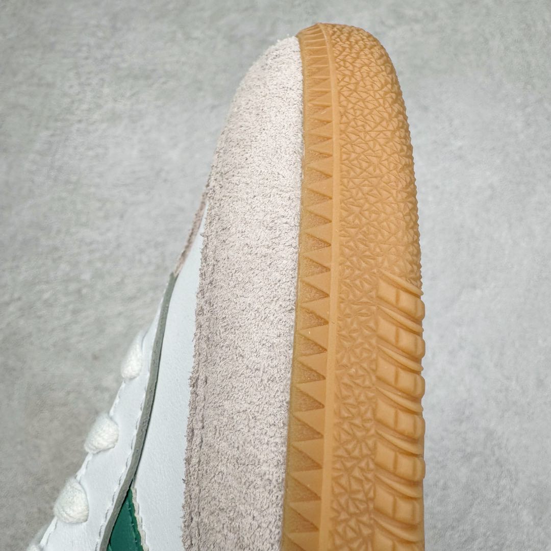 图片[15]-＃M版纯原福利 AD Original Samba OG 复古经典轻便板鞋 白绿 IE3437 原装头层牛皮加持 正确烫金高频细节 原装纳米超迁皮料 独家私模橡胶大底 原盒原配 正确黑色中底布 这款桑巴鞋展示了高质量的工艺 带有装饰的超锁缝制和无缝的手感 柔软、柔软的皮革造型和标志性的3条纹完成了精致的外观 正规合身鞋带 鞋面上有绒面鞋垫 橡胶鞋底 享受正畸套筒软感 自50年代首次亮相以来就一直在赢得粉丝的青睐 尺码：36 36.5 37.5 38 38.5 39 40 40.5 41 42 42.5 43 44 44.5 45-选品中心