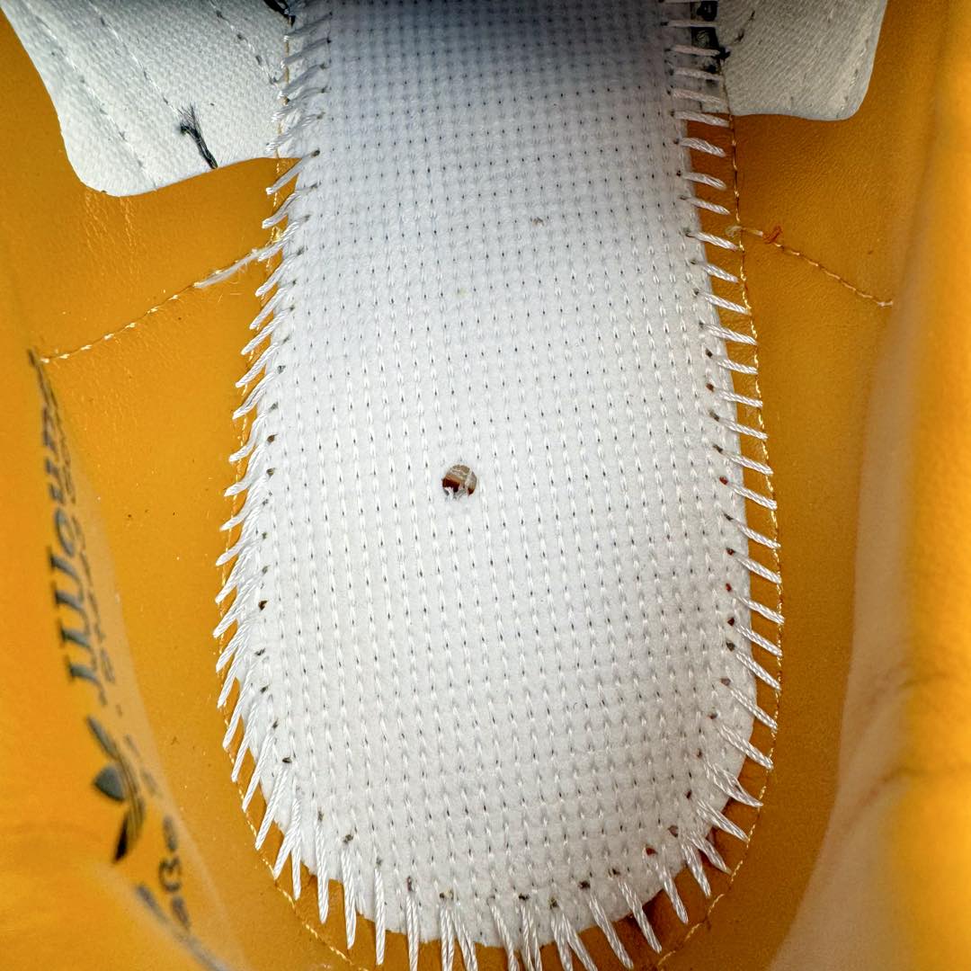 图片[21]-＃M版纯原福利 JJJJound x AD Originals Samba Classic\\\”Studded Pack Black\\\”桑巴舞系列绅士德训足球风百搭低帮休闲运动板鞋 联名奶白灰黑 ID8708 原装头层牛皮加持 正确烫金高频细节 原装纳米超迁皮料 独家私模橡胶大底 原盒原配 正确黑色中底布 这款桑巴鞋展示了高质量的工艺 带有装饰的超锁缝制和无缝的手感 柔软、柔软的皮革造型和标志性的3条纹完成了精致的外观 正规合身鞋带 鞋面上有绒面鞋垫 橡胶鞋底 享受正畸套筒软感 自50年代首次亮相以来就一直在赢得粉丝的青睐 尺码：36 36.5 37.5 38 38.5 39 40 40.5 41 42 42.5 43 44 44.5 45-选品中心