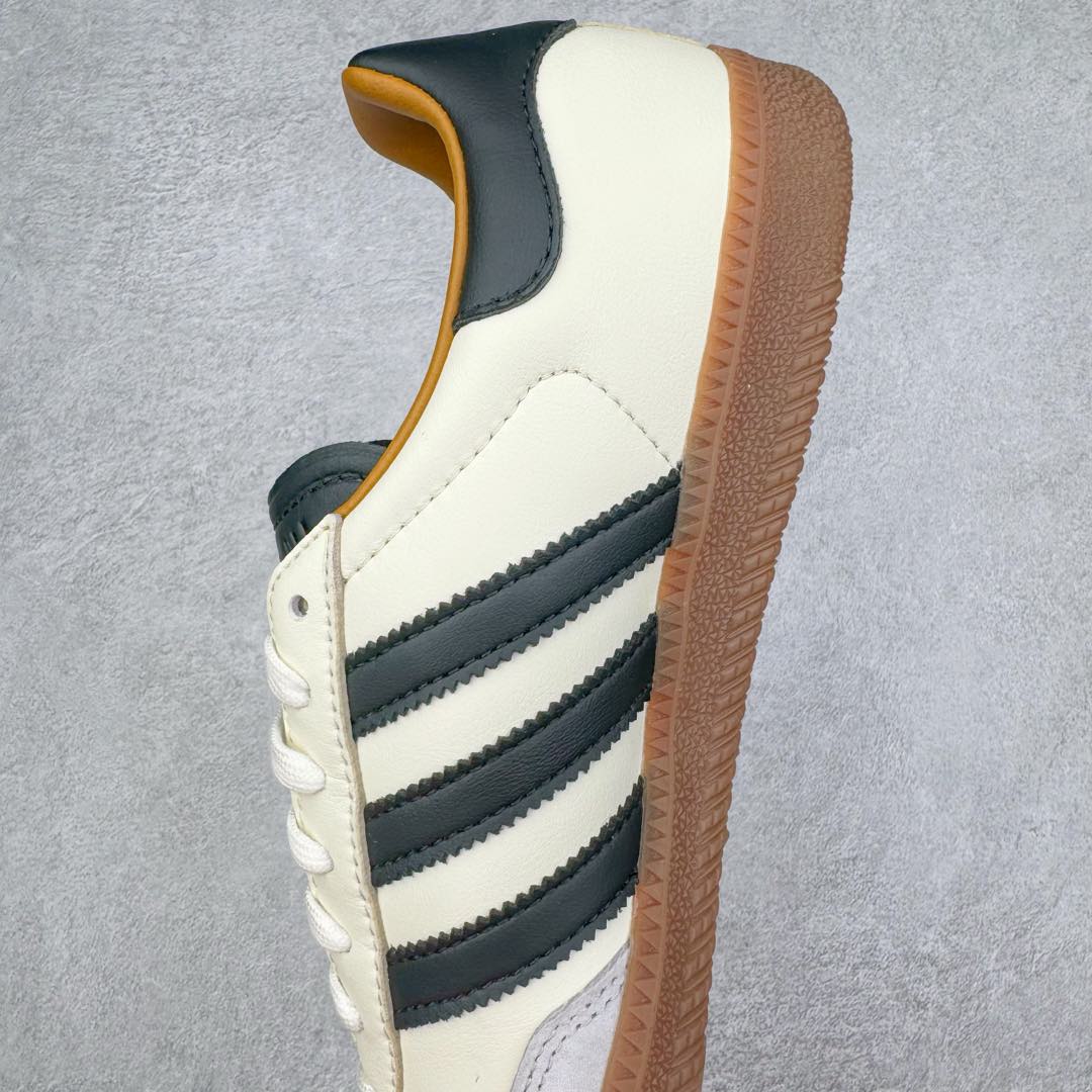 图片[7]-＃M版纯原福利 JJJJound x AD Originals Samba Classic\\\”Studded Pack Black\\\”桑巴舞系列绅士德训足球风百搭低帮休闲运动板鞋 联名奶白灰黑 ID8708 原装头层牛皮加持 正确烫金高频细节 原装纳米超迁皮料 独家私模橡胶大底 原盒原配 正确黑色中底布 这款桑巴鞋展示了高质量的工艺 带有装饰的超锁缝制和无缝的手感 柔软、柔软的皮革造型和标志性的3条纹完成了精致的外观 正规合身鞋带 鞋面上有绒面鞋垫 橡胶鞋底 享受正畸套筒软感 自50年代首次亮相以来就一直在赢得粉丝的青睐 尺码：36 36.5 37.5 38 38.5 39 40 40.5 41 42 42.5 43 44 44.5 45-选品中心