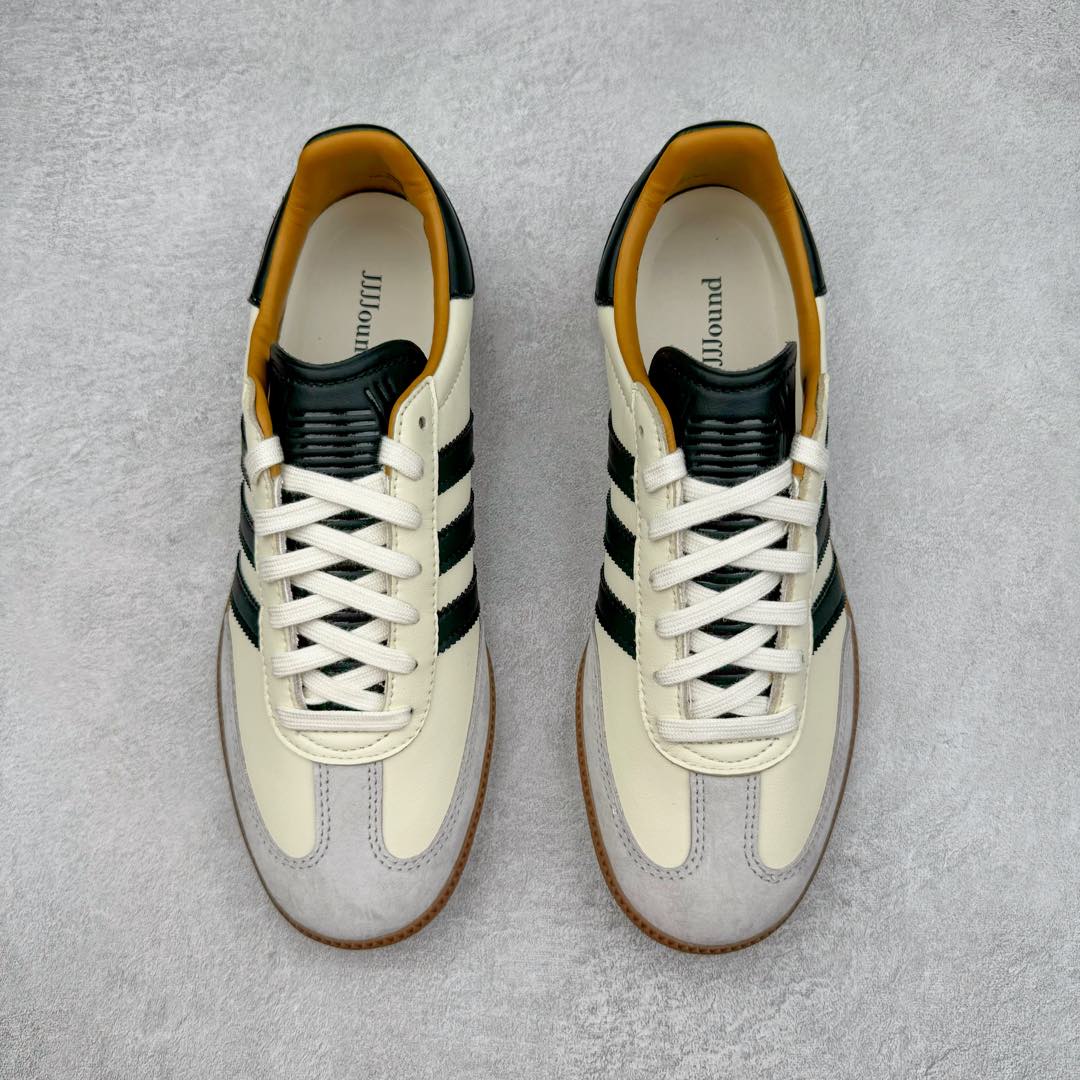 图片[2]-＃M版纯原福利 JJJJound x AD Originals Samba Classic\\\”Studded Pack Black\\\”桑巴舞系列绅士德训足球风百搭低帮休闲运动板鞋 联名奶白灰黑 ID8708 原装头层牛皮加持 正确烫金高频细节 原装纳米超迁皮料 独家私模橡胶大底 原盒原配 正确黑色中底布 这款桑巴鞋展示了高质量的工艺 带有装饰的超锁缝制和无缝的手感 柔软、柔软的皮革造型和标志性的3条纹完成了精致的外观 正规合身鞋带 鞋面上有绒面鞋垫 橡胶鞋底 享受正畸套筒软感 自50年代首次亮相以来就一直在赢得粉丝的青睐 尺码：36 36.5 37.5 38 38.5 39 40 40.5 41 42 42.5 43 44 44.5 45-选品中心