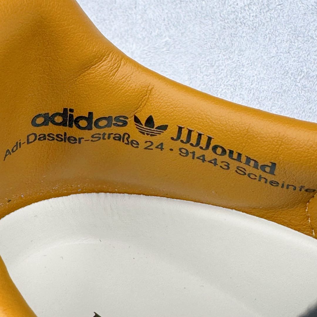 图片[11]-＃M版纯原福利 JJJJound x AD Originals Samba Classic\\\”Studded Pack Black\\\”桑巴舞系列绅士德训足球风百搭低帮休闲运动板鞋 联名奶白灰黑 ID8708 原装头层牛皮加持 正确烫金高频细节 原装纳米超迁皮料 独家私模橡胶大底 原盒原配 正确黑色中底布 这款桑巴鞋展示了高质量的工艺 带有装饰的超锁缝制和无缝的手感 柔软、柔软的皮革造型和标志性的3条纹完成了精致的外观 正规合身鞋带 鞋面上有绒面鞋垫 橡胶鞋底 享受正畸套筒软感 自50年代首次亮相以来就一直在赢得粉丝的青睐 尺码：36 36.5 37.5 38 38.5 39 40 40.5 41 42 42.5 43 44 44.5 45-选品中心