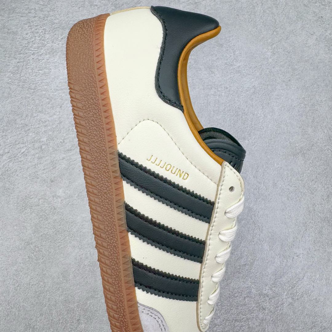 图片[6]-＃M版纯原福利 JJJJound x AD Originals Samba Classic\\\”Studded Pack Black\\\”桑巴舞系列绅士德训足球风百搭低帮休闲运动板鞋 联名奶白灰黑 ID8708 原装头层牛皮加持 正确烫金高频细节 原装纳米超迁皮料 独家私模橡胶大底 原盒原配 正确黑色中底布 这款桑巴鞋展示了高质量的工艺 带有装饰的超锁缝制和无缝的手感 柔软、柔软的皮革造型和标志性的3条纹完成了精致的外观 正规合身鞋带 鞋面上有绒面鞋垫 橡胶鞋底 享受正畸套筒软感 自50年代首次亮相以来就一直在赢得粉丝的青睐 尺码：36 36.5 37.5 38 38.5 39 40 40.5 41 42 42.5 43 44 44.5 45-选品中心