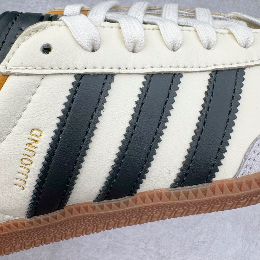 图片[16]-＃M版纯原福利 JJJJound x AD Originals Samba Classic\\\”Studded Pack Black\\\”桑巴舞系列绅士德训足球风百搭低帮休闲运动板鞋 联名奶白灰黑 ID8708 原装头层牛皮加持 正确烫金高频细节 原装纳米超迁皮料 独家私模橡胶大底 原盒原配 正确黑色中底布 这款桑巴鞋展示了高质量的工艺 带有装饰的超锁缝制和无缝的手感 柔软、柔软的皮革造型和标志性的3条纹完成了精致的外观 正规合身鞋带 鞋面上有绒面鞋垫 橡胶鞋底 享受正畸套筒软感 自50年代首次亮相以来就一直在赢得粉丝的青睐 尺码：36 36.5 37.5 38 38.5 39 40 40.5 41 42 42.5 43 44 44.5 45-选品中心