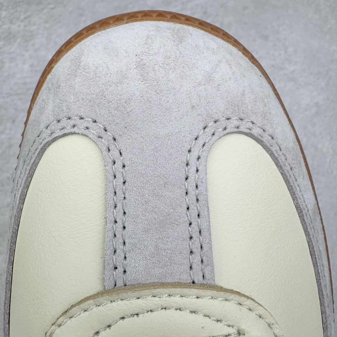 图片[18]-＃M版纯原福利 JJJJound x AD Originals Samba Classic\\\”Studded Pack Black\\\”桑巴舞系列绅士德训足球风百搭低帮休闲运动板鞋 联名奶白灰黑 ID8708 原装头层牛皮加持 正确烫金高频细节 原装纳米超迁皮料 独家私模橡胶大底 原盒原配 正确黑色中底布 这款桑巴鞋展示了高质量的工艺 带有装饰的超锁缝制和无缝的手感 柔软、柔软的皮革造型和标志性的3条纹完成了精致的外观 正规合身鞋带 鞋面上有绒面鞋垫 橡胶鞋底 享受正畸套筒软感 自50年代首次亮相以来就一直在赢得粉丝的青睐 尺码：36 36.5 37.5 38 38.5 39 40 40.5 41 42 42.5 43 44 44.5 45-选品中心