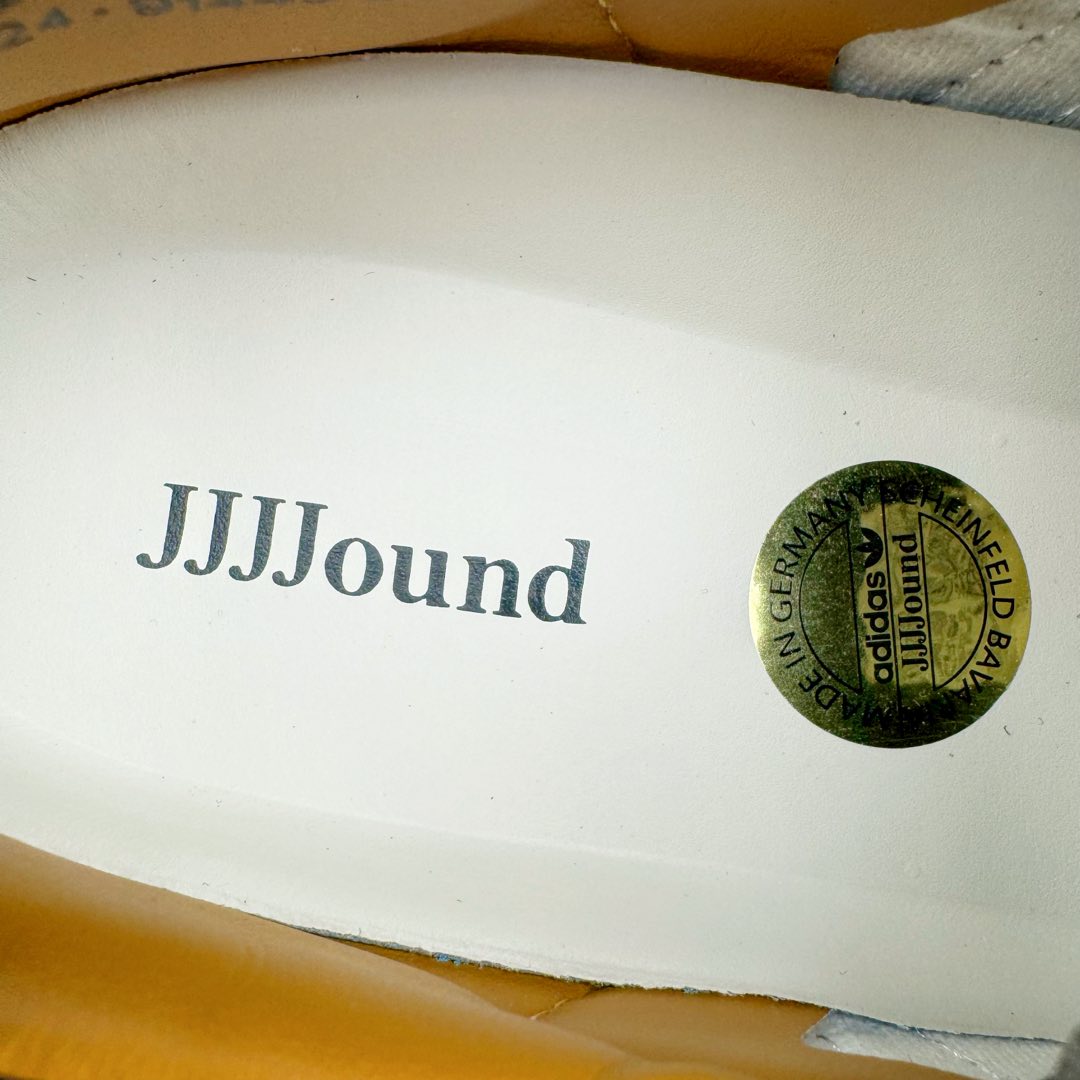 图片[12]-＃M版纯原福利 JJJJound x AD Originals Samba Classic\\\”Studded Pack Black\\\”桑巴舞系列绅士德训足球风百搭低帮休闲运动板鞋 联名奶白灰黑 ID8708 原装头层牛皮加持 正确烫金高频细节 原装纳米超迁皮料 独家私模橡胶大底 原盒原配 正确黑色中底布 这款桑巴鞋展示了高质量的工艺 带有装饰的超锁缝制和无缝的手感 柔软、柔软的皮革造型和标志性的3条纹完成了精致的外观 正规合身鞋带 鞋面上有绒面鞋垫 橡胶鞋底 享受正畸套筒软感 自50年代首次亮相以来就一直在赢得粉丝的青睐 尺码：36 36.5 37.5 38 38.5 39 40 40.5 41 42 42.5 43 44 44.5 45-选品中心